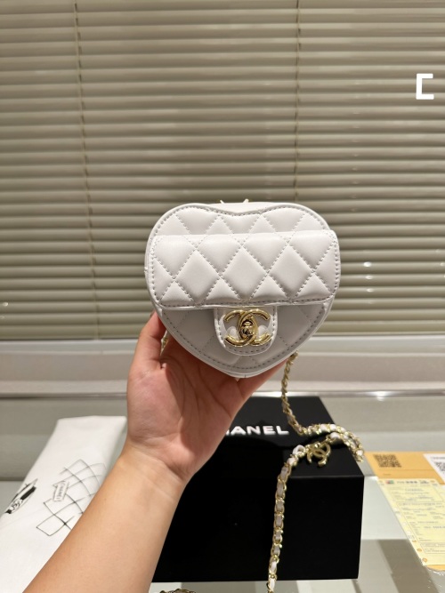 Bolso de Hombro Chanel en Forma de Corazón Acolchado Blanco con Cadena Dorada 1 Bolso de Hombro Chanel en Forma de Corazón Acolchado Blanco con Cadena Dorada