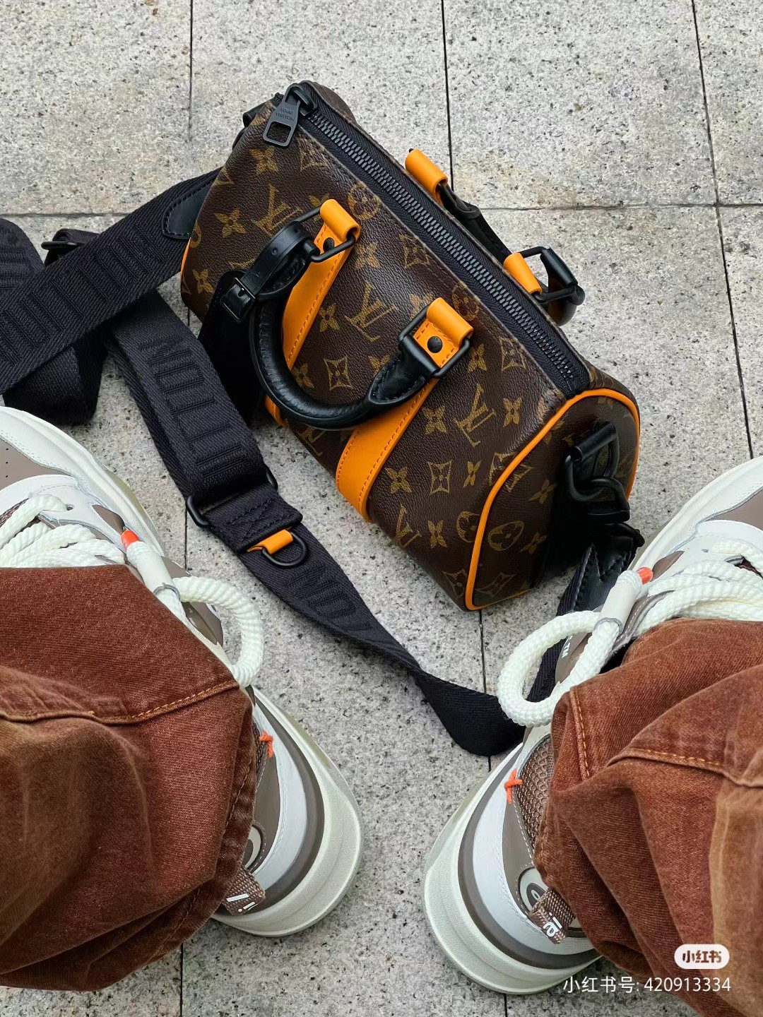 NO:201019,Original leather new product M46687 presbyopia yellow leather men's bag pillow bag series Keepall handbag This handbag concentrates the classic contour of Keepall travel bag, made of Monogram embossed Taurillon leather, and is compact in configuration suitable for storing small items such as mobile phones and wallets. Use leather handles and removable shoulder straps to easily follow the trendy style. Detailed feature sizes 25×15×11 cm., LV [top original list], louis vuitton19860909原厂皮新品 M46687老花黄皮 男包枕头包系列 Keepall 手袋 本款手袋浓缩 Keepall 旅行袋的经典轮廓,由Monogram 压纹 Taurillon 皮革制成,紧凑构型适宜收纳手机和钱夹等随行小物.巧用皮革手柄和可拆卸肩带,潮流格调轻松随行.详细特征尺寸25×15×11厘米.,LV【顶级原单】,louis vuitton,Bag