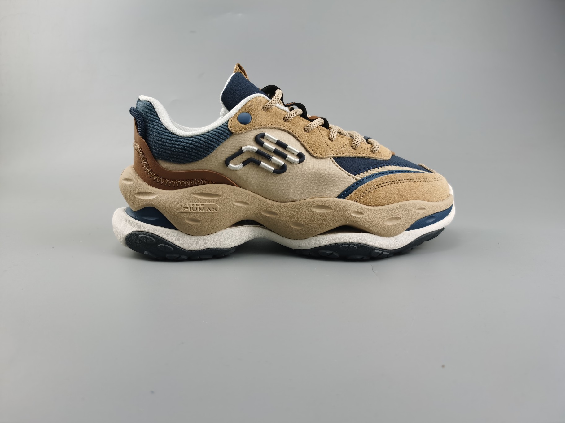 Fila Fusion  斐乐潮牌 Cheese时尚潮流 减震防滑耐磨休闲厚底老爹鞋35.5-40
货号：T12W241103