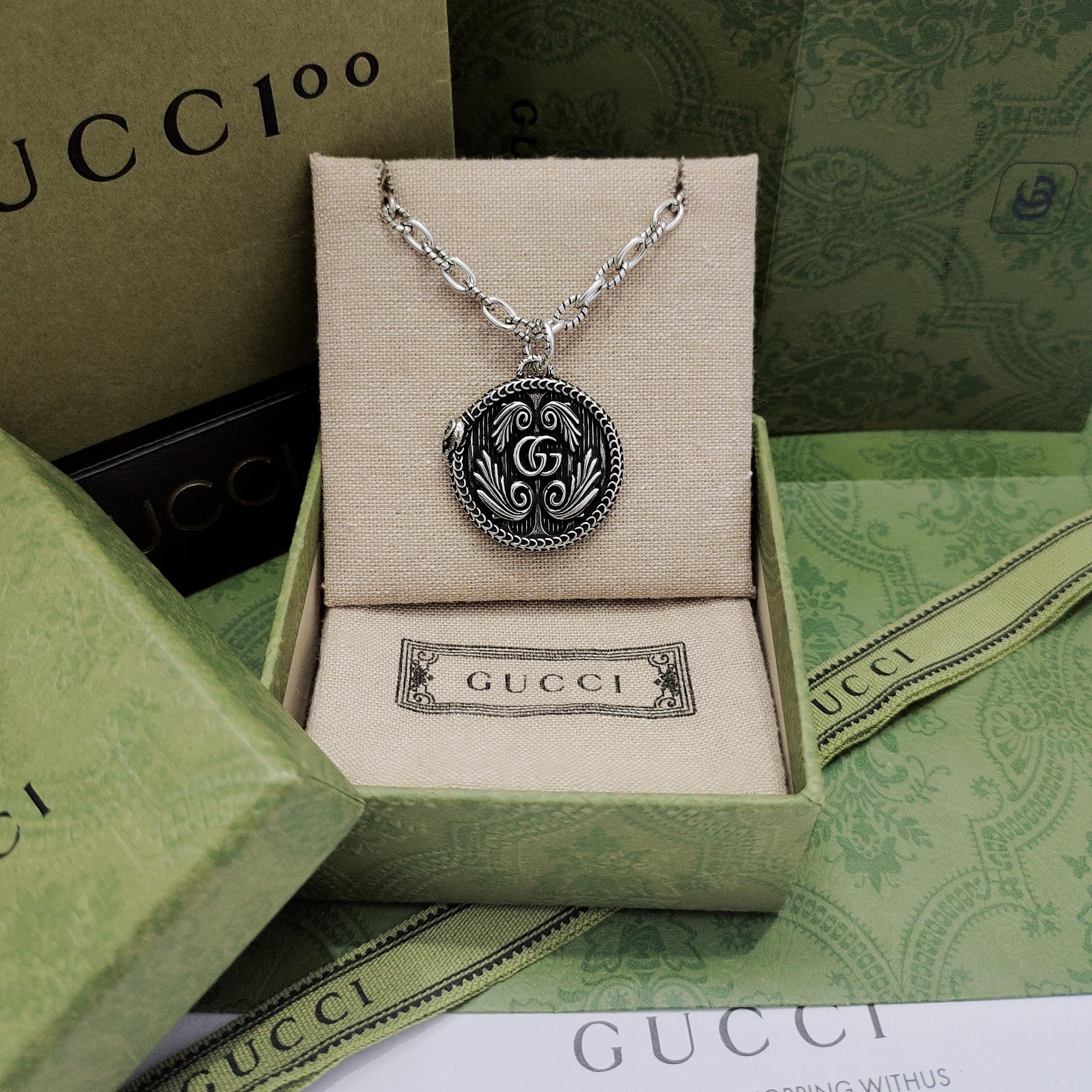 古驰 🆕📢现货📢📢
 GUCCI 蛇边雕刻精致蛇戒形饰双G翅膀圆形吊坠项链