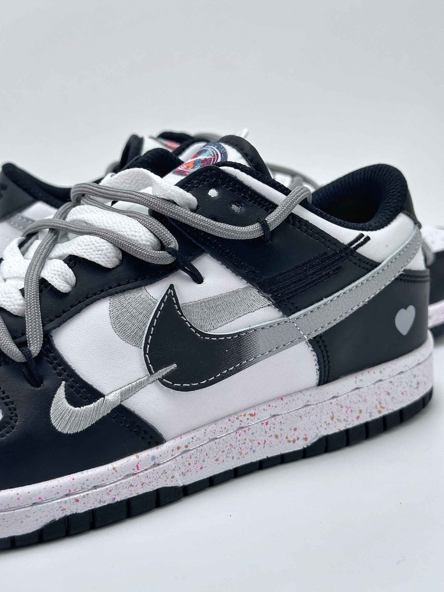 NIKE SB Dunk Low 绑带黑白灰三勾 DH7913-001