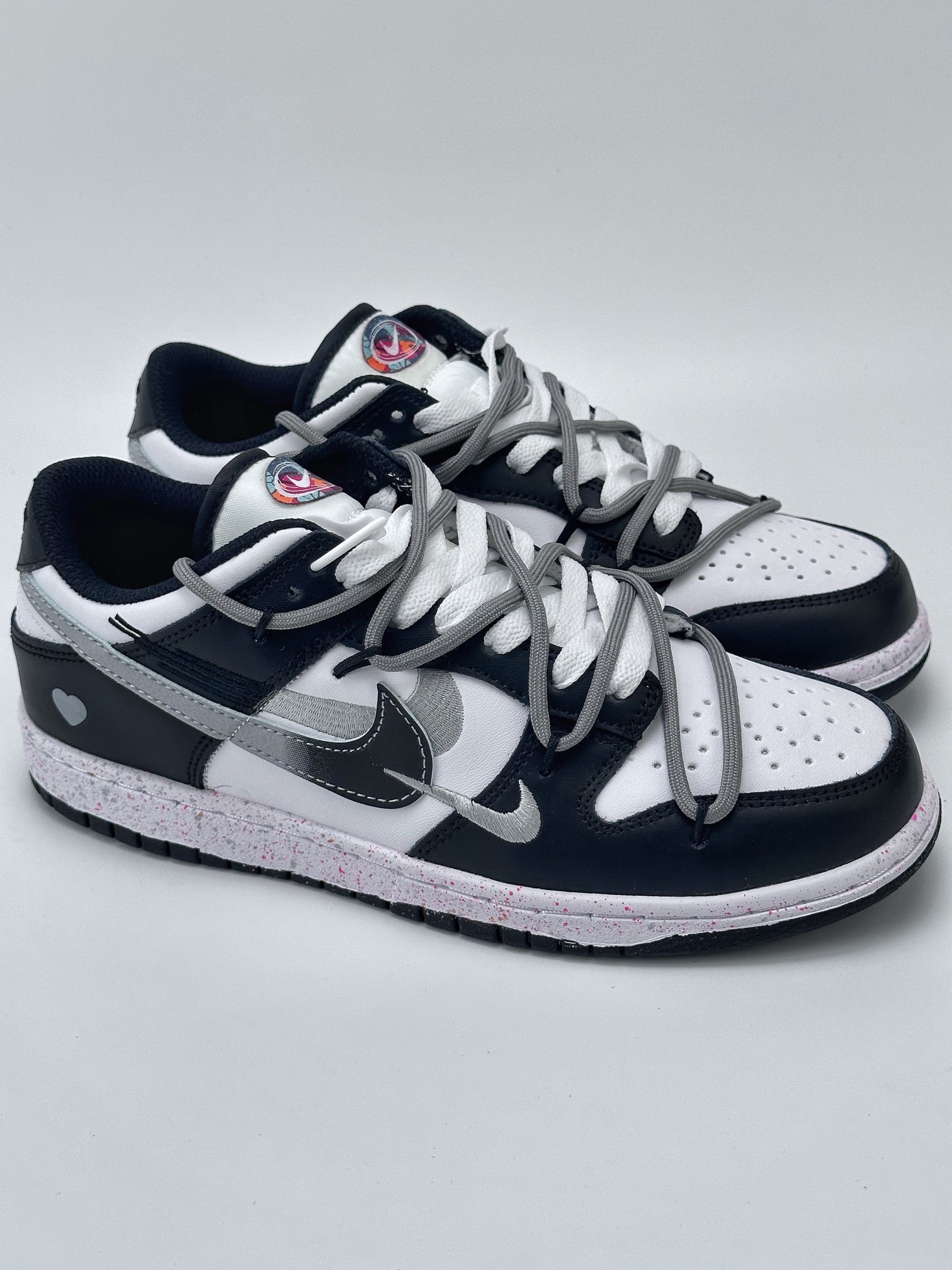 NIKE SB Dunk Low 绑带黑白灰三勾 DH7913-001