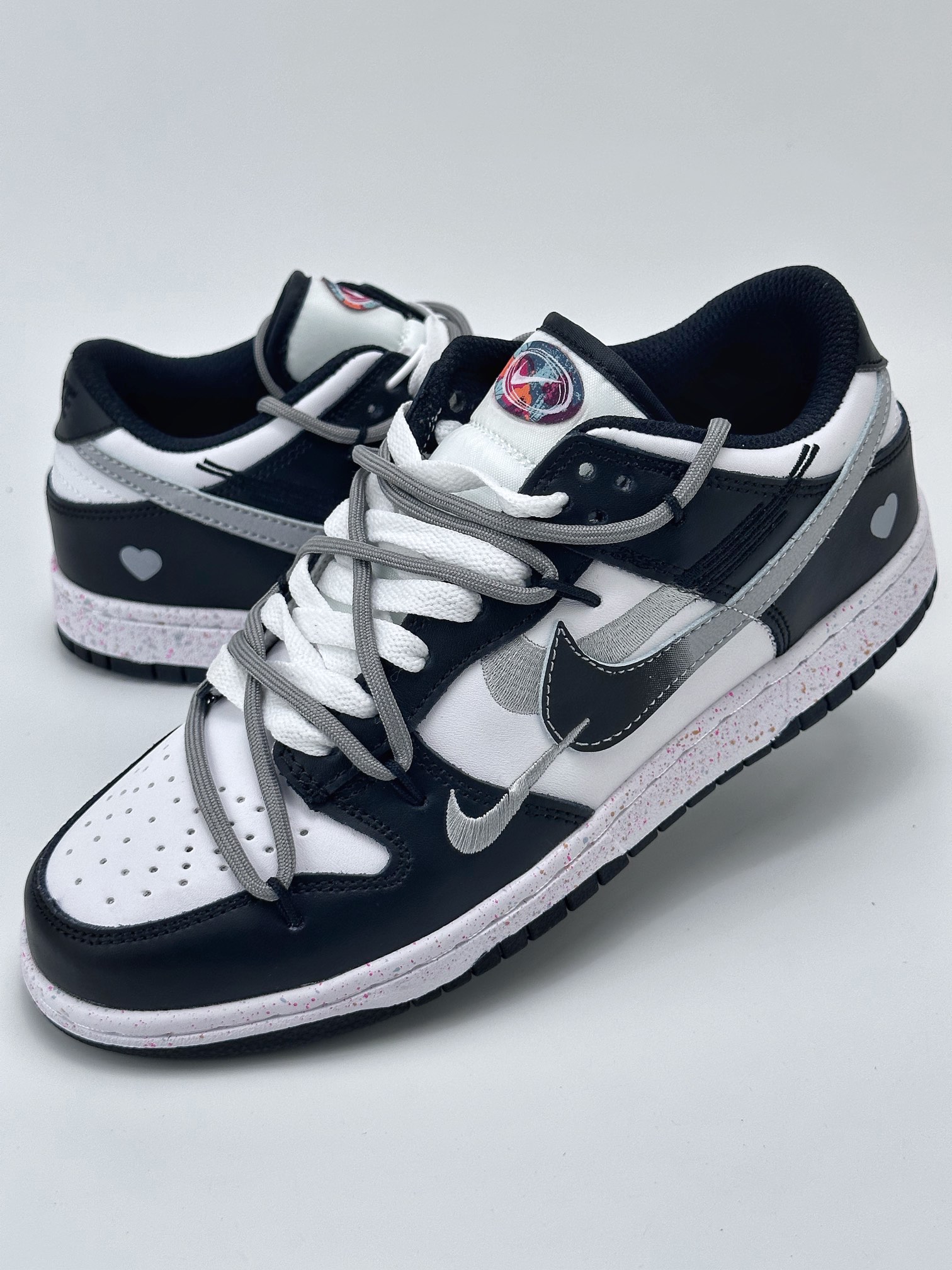 NIKE SB Dunk Low 绑带黑白灰三勾 DH7913-001