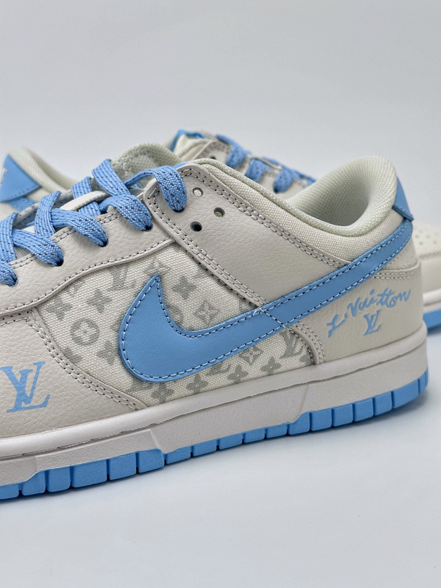 NIKE SB Dunk Low x LV 天蓝帆布 XD6188-011