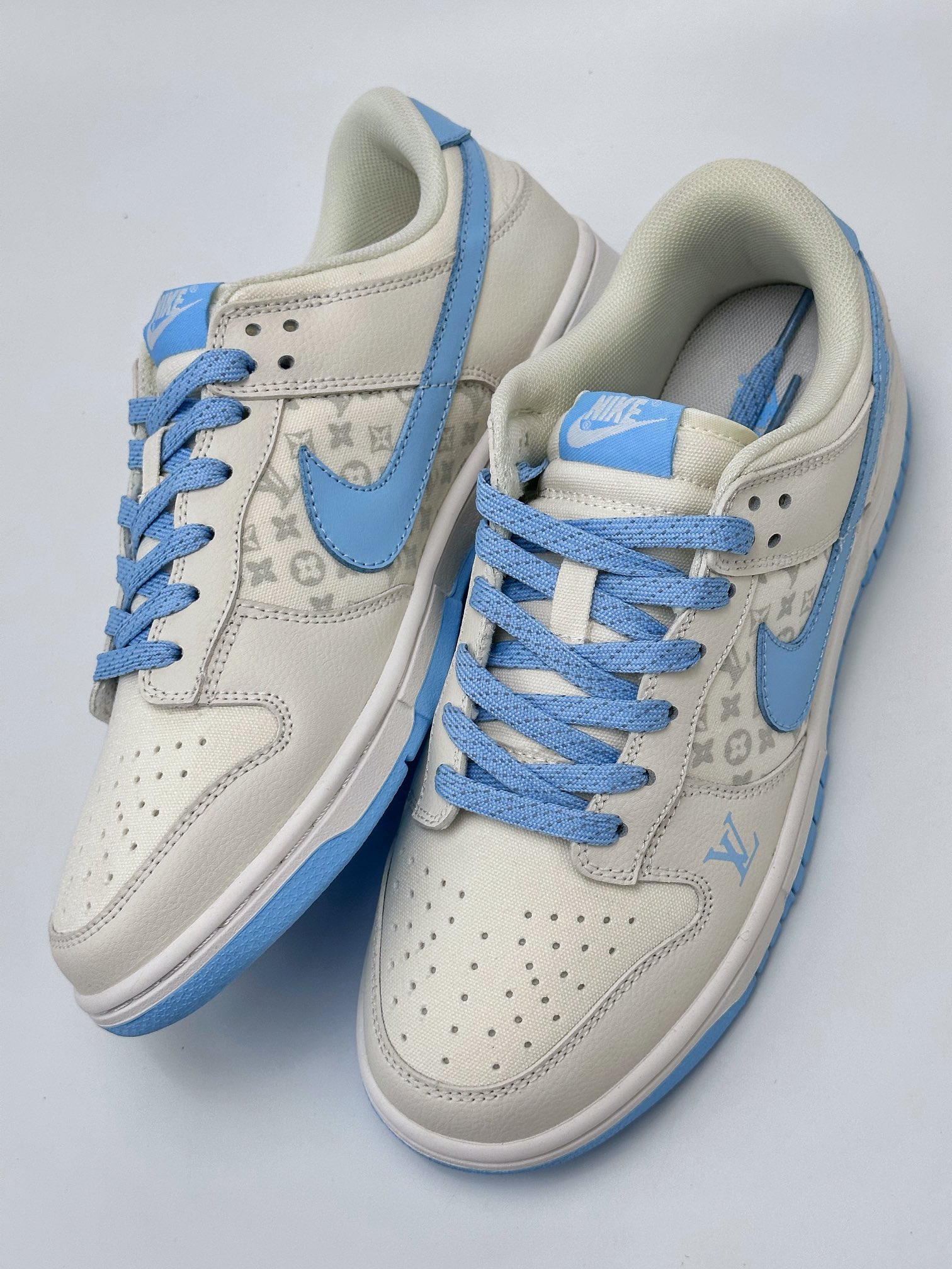 NIKE SB Dunk Low x LV 天蓝帆布 XD6188-011