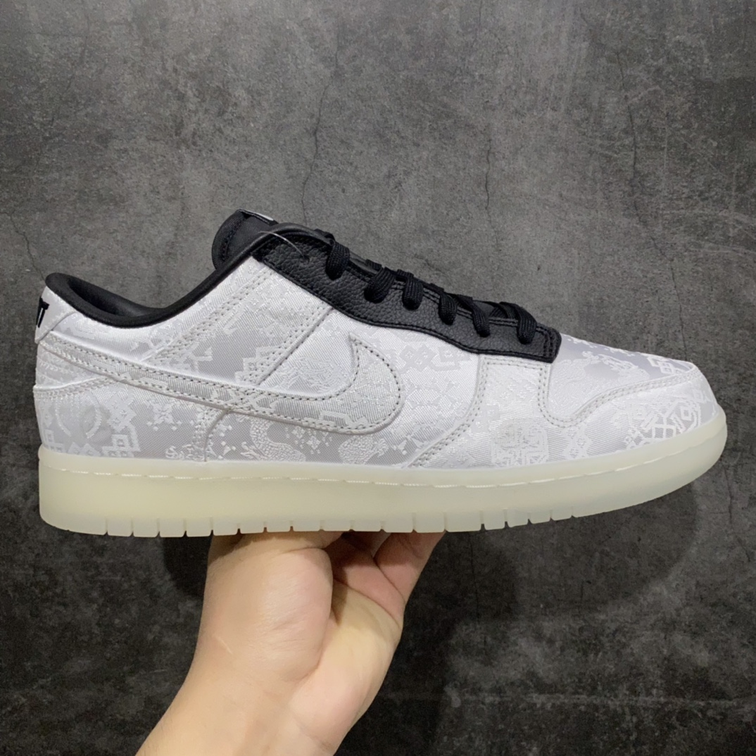 【M版纯原】Fragment Design × CLOT x Nike Dunk Low 耐克 低帮 白丝绸三方联名 藤原浩  FN0315-110nn市售顶流版本 优于市场其他代号纯原n鞋型非常完美反口皮料平滑自然无任何褶皱n进口反光丝绸鞋面 双层可撕 内里图案同步原鞋n整个鞋子及配件能用原厂的地方 全都是原厂材料n高端高价零售首选版本💪🏻nSize: 36-47.5-莆田鞋批发中心