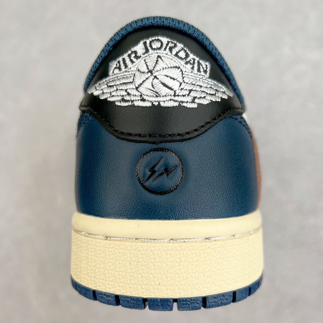 图片[8]-＃KZ神版莞产 Travis Scott x Fragment x Air Jordan AJ1 Low OG SP 三方联名闪电倒钩海军蓝低帮 DM7866-400 全系列配色 外贸特供批次 新配色不断更新开发 市场中端王者 全套原纸板楦头开发 确保原汁原味 完美呈现一代版型 一比一鞋头弧度高度鞋身弧度 此版本只针对中端市场 细节品控鞋型随意秒杀市面同价位 鞋型完美 不臃肿别扭 头层皮料加持 用料绝不含糊 进口玻璃冲刀皮料裁剪零毛边 电脑针车工艺 超高鞋面清洁度 最高QC检验标准 控制溢胶瑕疵 原盒原配 飞翼3D高频深度立体 工艺方面大到整体鞋型 漏斗收腰 底线拉帮 LOGO立体程度 小到针眼排布 载片对称 冲孔效果 鞋标规范 鞋垫背胶等等 无一不是口碑收割 每双都是一个回头客 尺码：36 36.5 37.5 38 38.5 39 40 40.5 41 42 42.5 43 44 44.5 45 46 47.5-选品中心