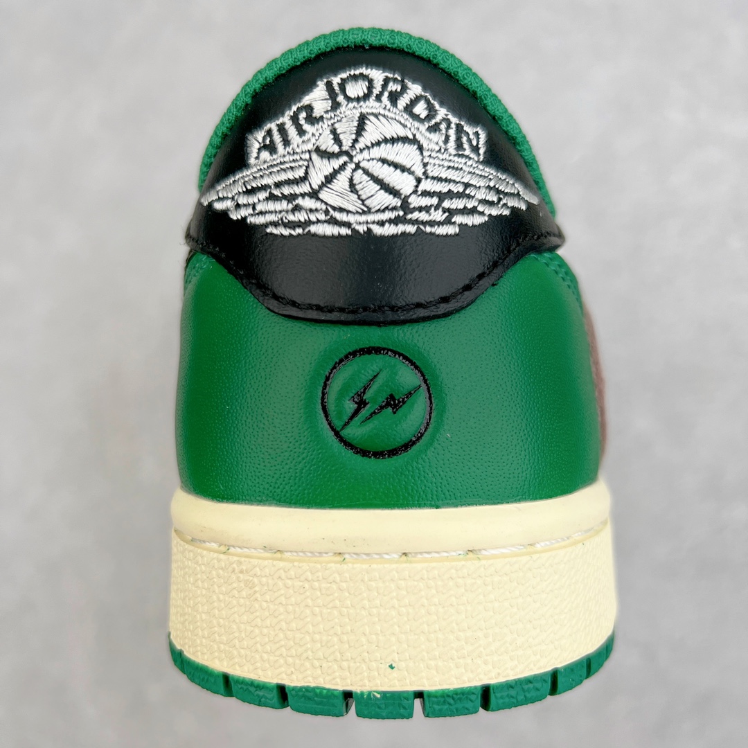 图片[8]-＃KZ神版莞产 Travis Scott x Fragment x Air Jordan AJ1 Low OG SP 三方联名闪电倒钩黑白绿低帮 DM7866-128 全系列配色 外贸特供批次 新配色不断更新开发 市场中端王者 全套原纸板楦头开发 确保原汁原味 完美呈现一代版型 一比一鞋头弧度高度鞋身弧度 此版本只针对中端市场 细节品控鞋型随意秒杀市面同价位 鞋型完美 不臃肿别扭 头层皮料加持 用料绝不含糊 进口玻璃冲刀皮料裁剪零毛边 电脑针车工艺 超高鞋面清洁度 最高QC检验标准 控制溢胶瑕疵 原盒原配 飞翼3D高频深度立体 工艺方面大到整体鞋型 漏斗收腰 底线拉帮 LOGO立体程度 小到针眼排布 载片对称 冲孔效果 鞋标规范 鞋垫背胶等等 无一不是口碑收割 每双都是一个回头客 尺码：36 36.5 37.5 38 38.5 39 40 40.5 41 42 42.5 43 44 44.5 45 46 47.5-选品中心