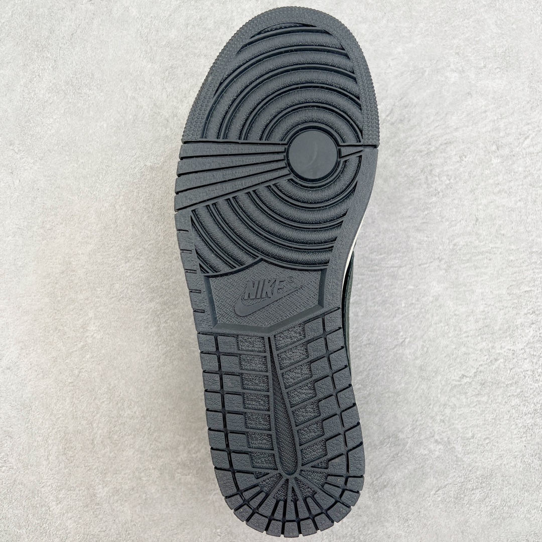 图片[9]-＃KZ神版莞产 Travis Scott x Air Jordan AJ1 Low OG SP TS联名深灰倒钩低帮 DM7866-001 全系列配色 外贸特供批次 新配色不断更新开发 市场中端王者 全套原纸板楦头开发 确保原汁原味 完美呈现一代版型 一比一鞋头弧度高度鞋身弧度 此版本只针对中端市场 细节品控鞋型随意秒杀市面同价位 鞋型完美 不臃肿别扭 头层皮料加持 用料绝不含糊 进口玻璃冲刀皮料裁剪零毛边 电脑针车工艺 超高鞋面清洁度 最高QC检验标准 控制溢胶瑕疵 原盒原配 飞翼3D高频深度立体 工艺方面大到整体鞋型 漏斗收腰 底线拉帮 LOGO立体程度 小到针眼排布 载片对称 冲孔效果 鞋标规范 鞋垫背胶等等 无一不是口碑收割 每双都是一个回头客 尺码：36 36.5 37.5 38 38.5 39 40 40.5 41 42 42.5 43 44 44.5 45 46 47.5-选品中心