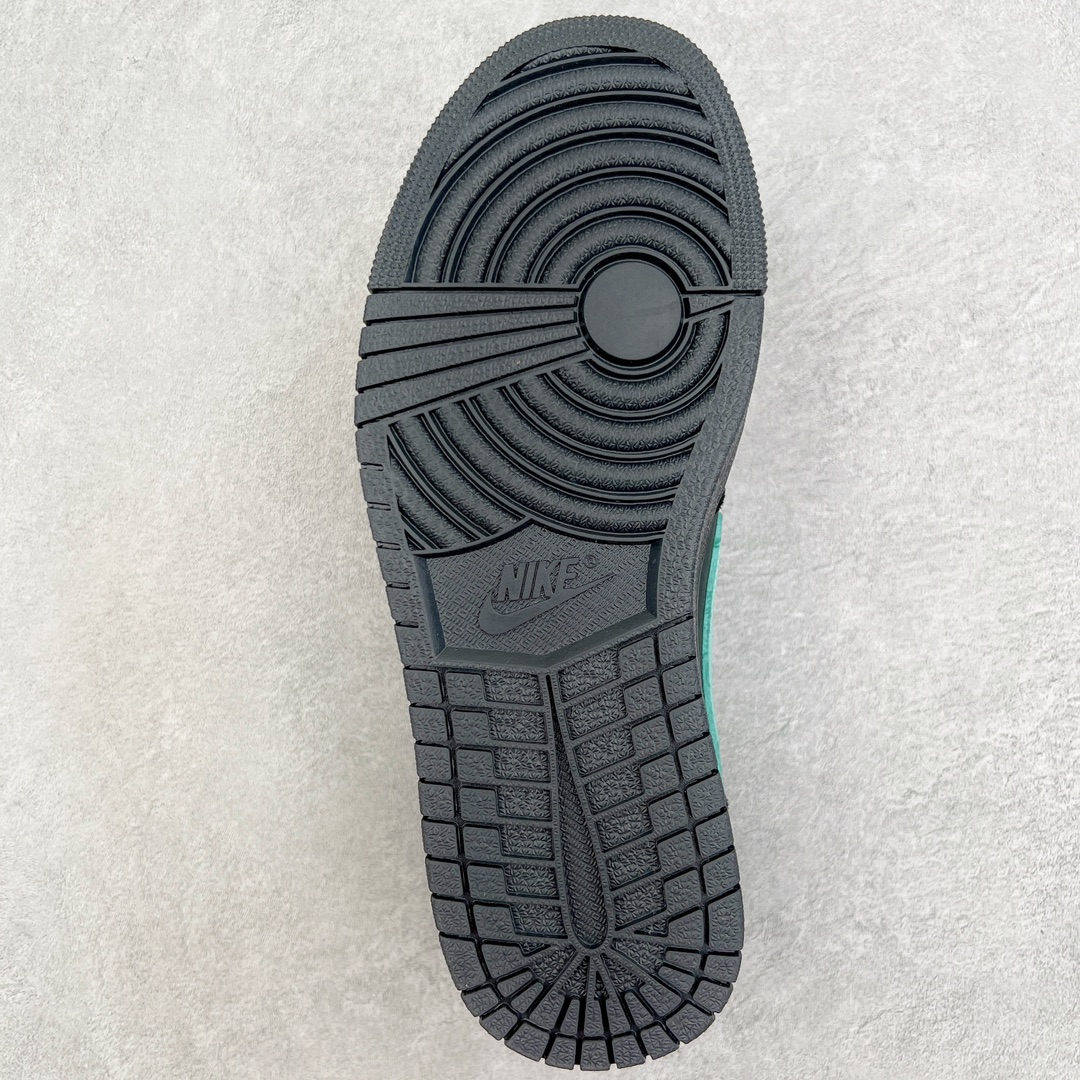 图片[9]-＃KZ神版莞产 Travis Scott x Air Jordan AJ1 Low OG TS联名黑蒂芙尼绿倒钩低帮 DM7866-401 全系列配色 外贸特供批次 新配色不断更新开发 市场中端王者 全套原纸板楦头开发 确保原汁原味 完美呈现一代版型 一比一鞋头弧度高度鞋身弧度 此版本只针对中端市场 细节品控鞋型随意秒杀市面同价位 鞋型完美 不臃肿别扭 头层皮料加持 用料绝不含糊 进口玻璃冲刀皮料裁剪零毛边 电脑针车工艺 超高鞋面清洁度 最高QC检验标准 控制溢胶瑕疵 原盒原配 飞翼3D高频深度立体 工艺方面大到整体鞋型 漏斗收腰 底线拉帮 LOGO立体程度 小到针眼排布 载片对称 冲孔效果 鞋标规范 鞋垫背胶等等 无一不是口碑收割 每双都是一个回头客 尺码：36 36.5 37.5 38 38.5 39 40 40.5 41 42 42.5 43 44 44.5 45 46 47.5-选品中心