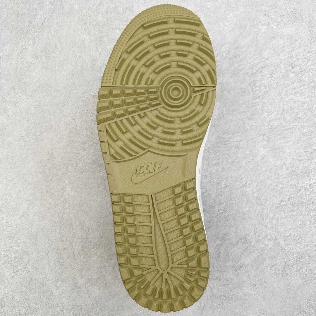 图片[9]-＃KZ神版莞产 Travis Scott x Air Jordan AJ1 Low Golf \\\”Olive\\\” TS联名倒钩高尔夫低帮6.0 FZ3124-200 配色方面也基本照搬了倒钩3.0配色 以橄榄绿色为底 搭配米白色框架呈现 标志性的反钩Swoosh则以黑色点缀 材质方面以麂皮与皮革拼接设计 鞋舌标签部分则以柠檬黄色点缀 GOLF字样和飞人Logo也表明鞋款身份 内侧TS标志性的Cactus Jack厂牌元素依然保留 不过同样以改为了黑色 后跟处的飞翼刺绣也采用黄色缝线打造 最大的变化就是外底部分采用了特殊的Golf纹路 相比于普通的AJ1更加防滑 鞋垫上也带有飞翼、鬼脸、Travis Scott等双方合作的标志性元素 尺码：36 36.5 37.5 38 38.5 39 40 40.5 41 42 42.5 43 44 44.5 45 46 47.5-选品中心
