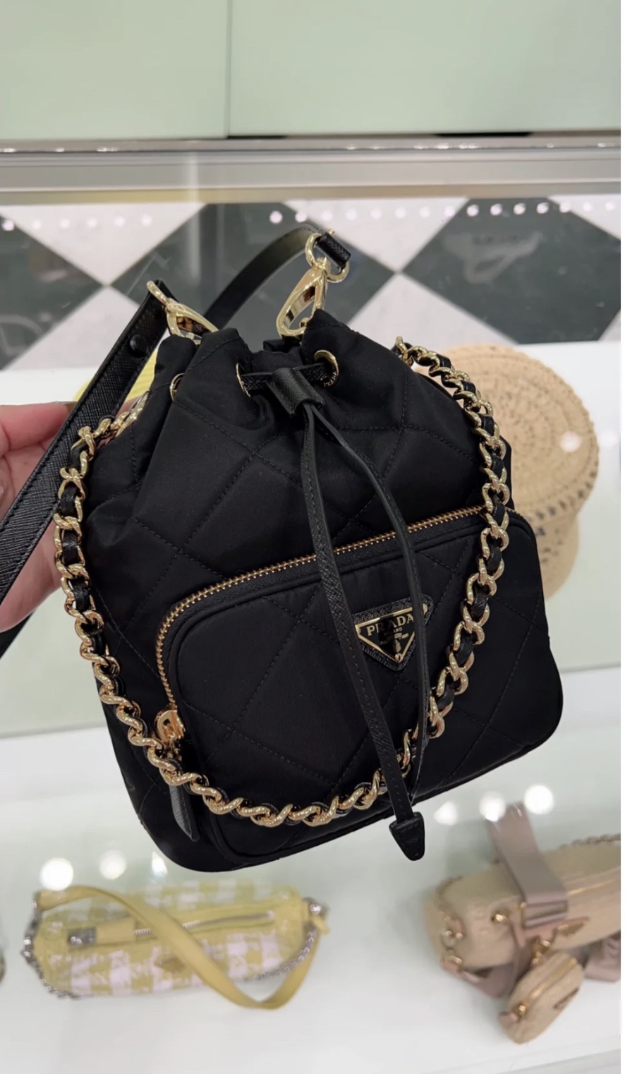 prada new product debut Prada Second-hand series black gold chain topstitch nylon bucket bag 1BH038, the black gold chain is the most fashionable