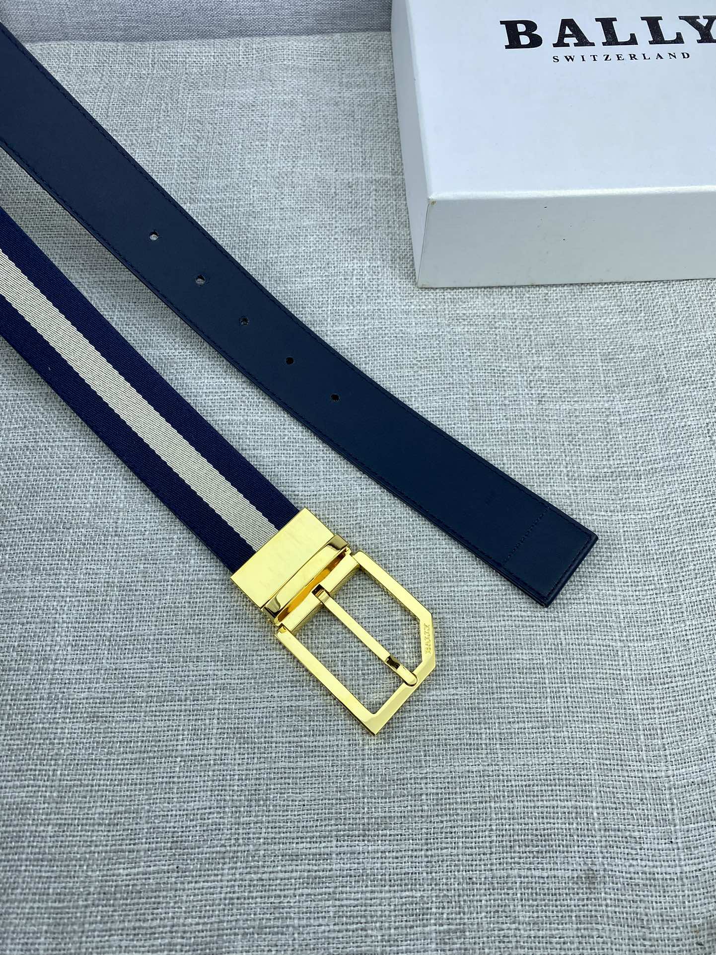 这款3.4宽BBuckle腰带以合成