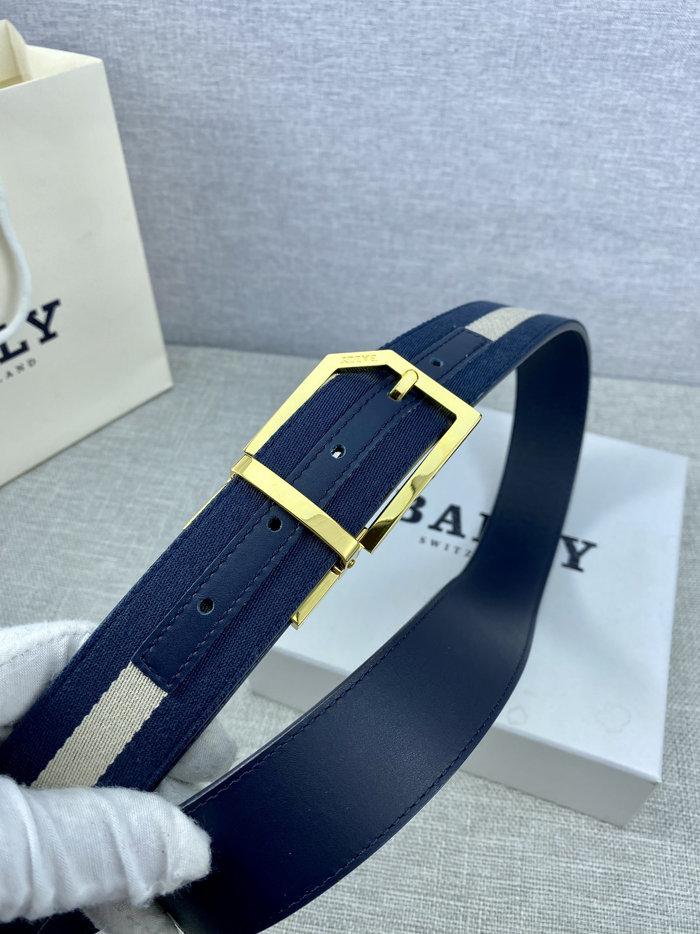 这款3.4宽BBuckle腰带以合成