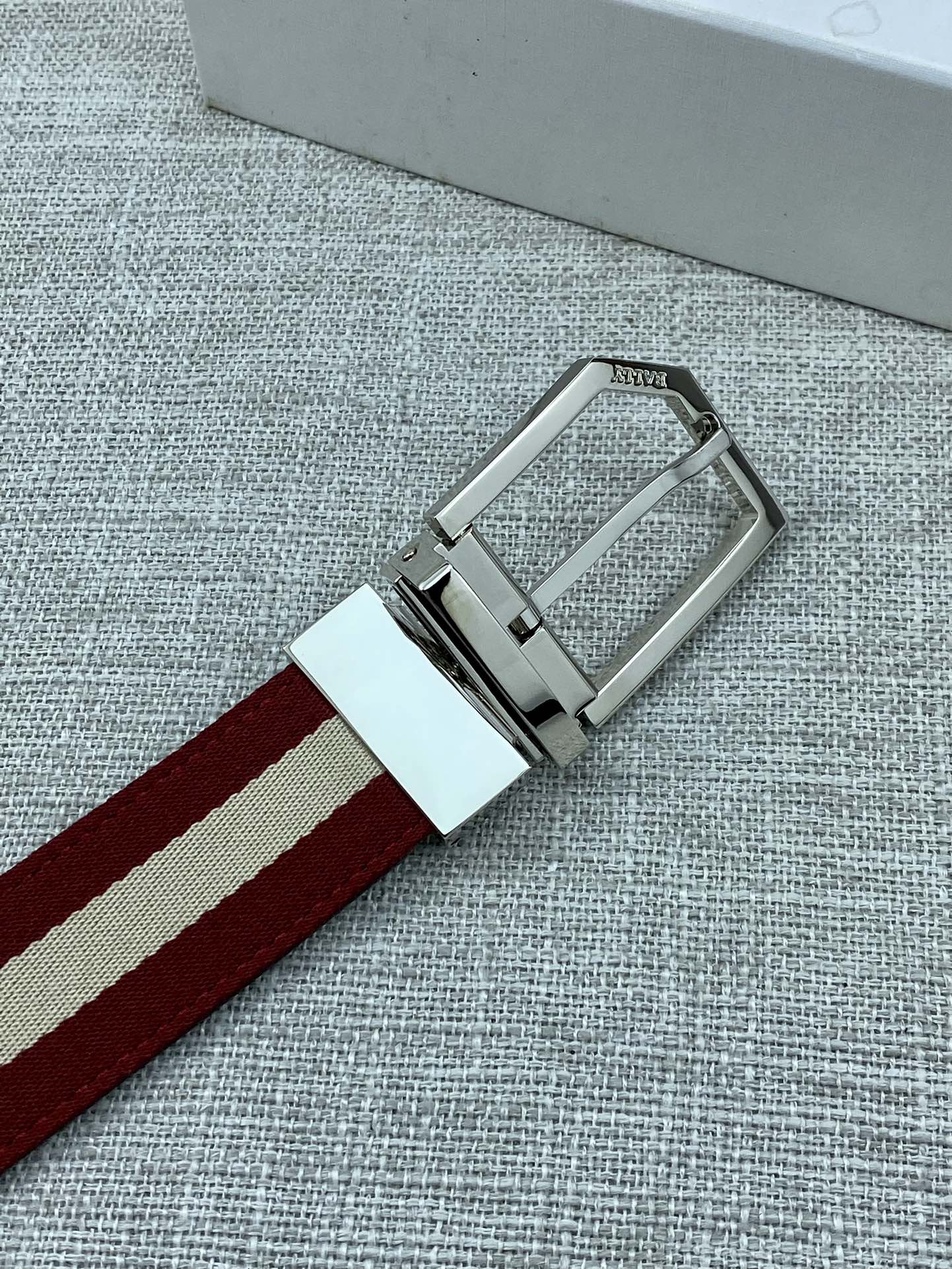 这款3.4宽BBuckle腰带以合成