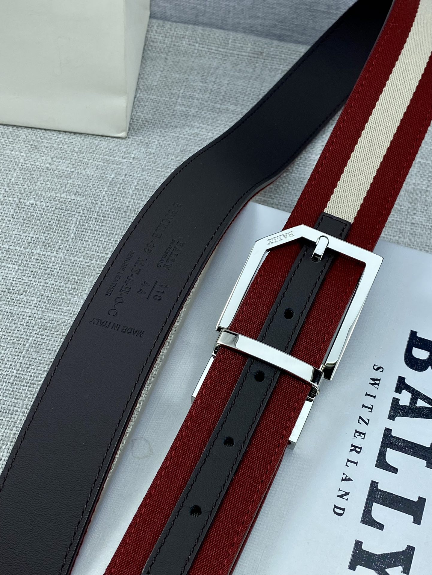 这款3.4宽BBuckle腰带以合成