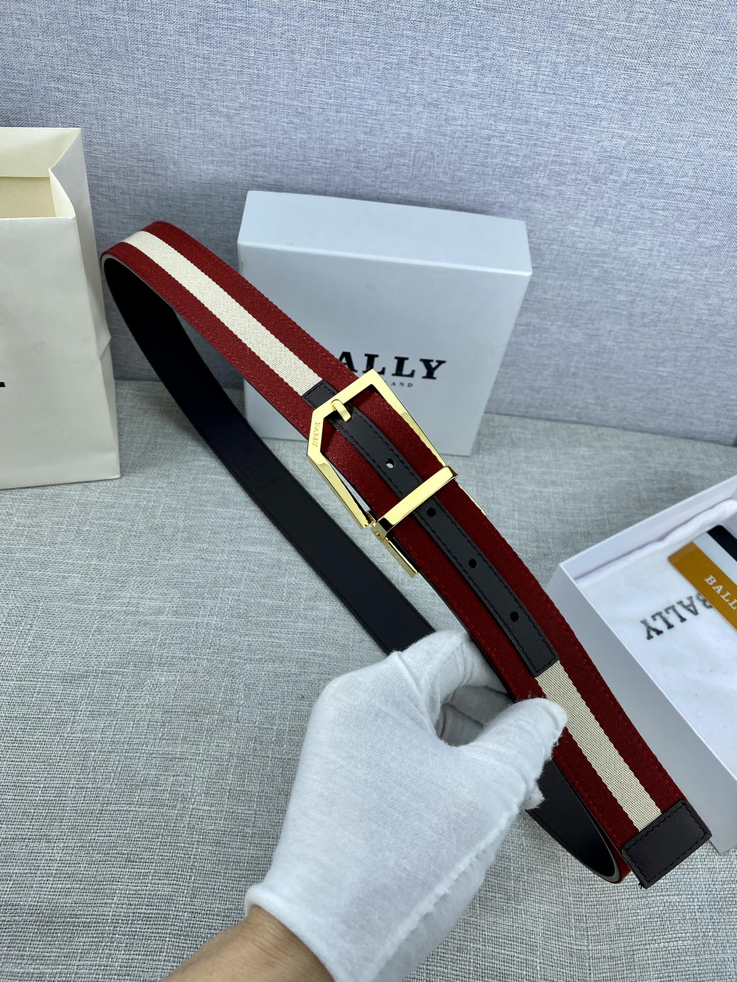 这款3.4宽BBuckle腰带以合成