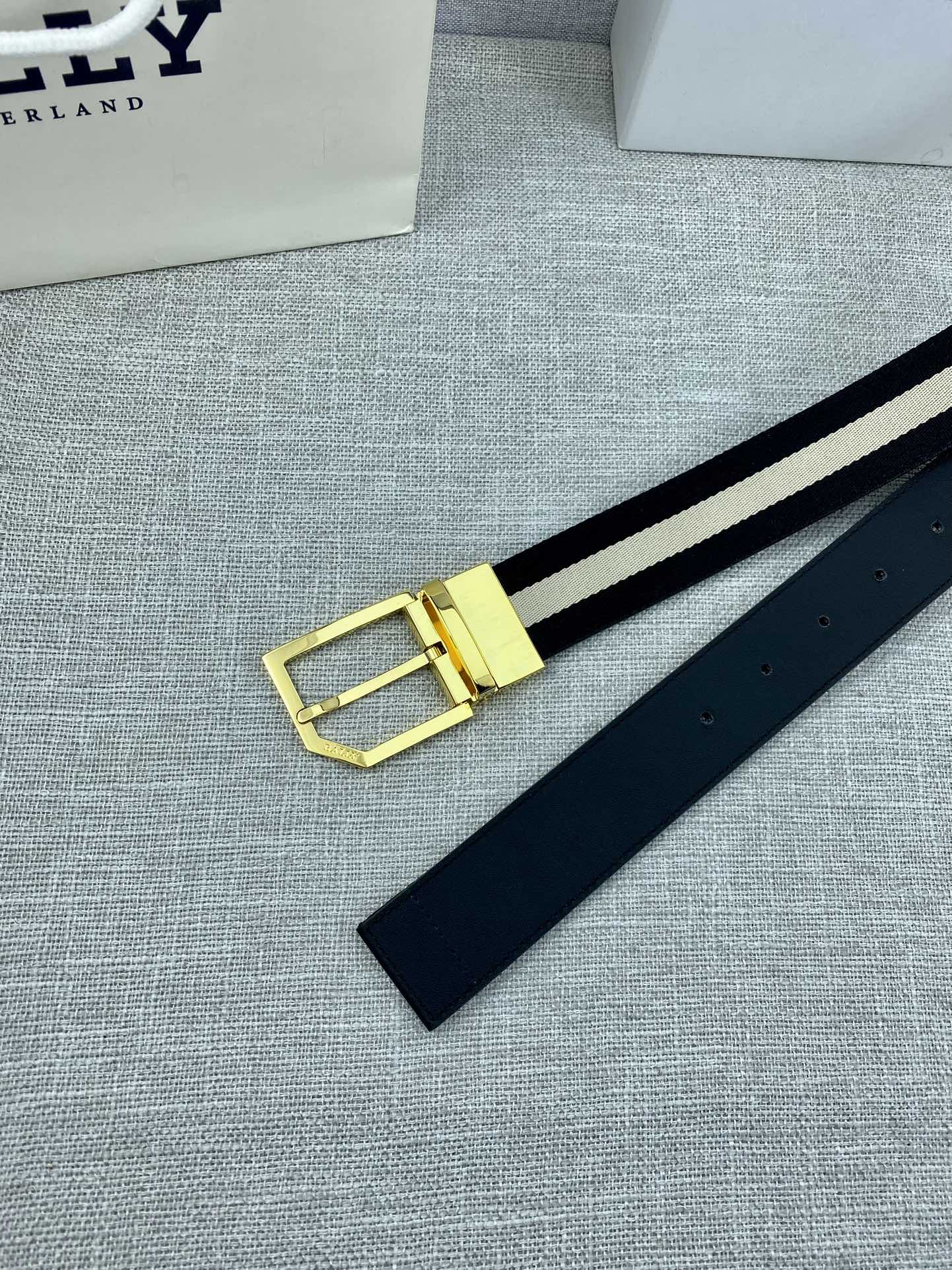 这款3.4宽BBuckle腰带以合成