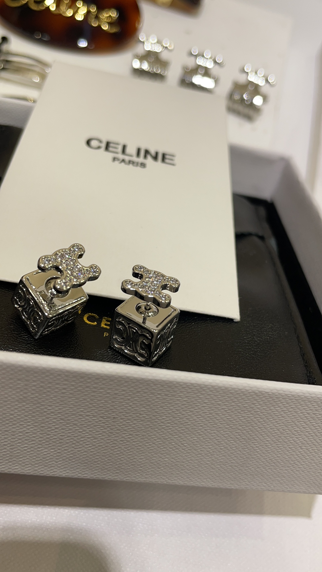 NO:632521,88160, arrived today. The new silver full-diamond Arc de Triomphe hollow dice earrings. The hollow Arc de Triomphe dice is really healing. Matching the full-diamond Arc de Triomphe, it is fashionable and individual and reduces age. CNC craftsmanship zircon material. Buy and earn, Cartier high-end jewelry1986090988160,今日到货 新款银色满钻凯旋门镂空骰子耳钉 镂空凯旋门小骰子真的太治愈啦 搭配满钻凯旋门 时髦个性又减龄 cnc工艺锆石材质 买到赚到,,卡迪亚高端饰品,Jewelry