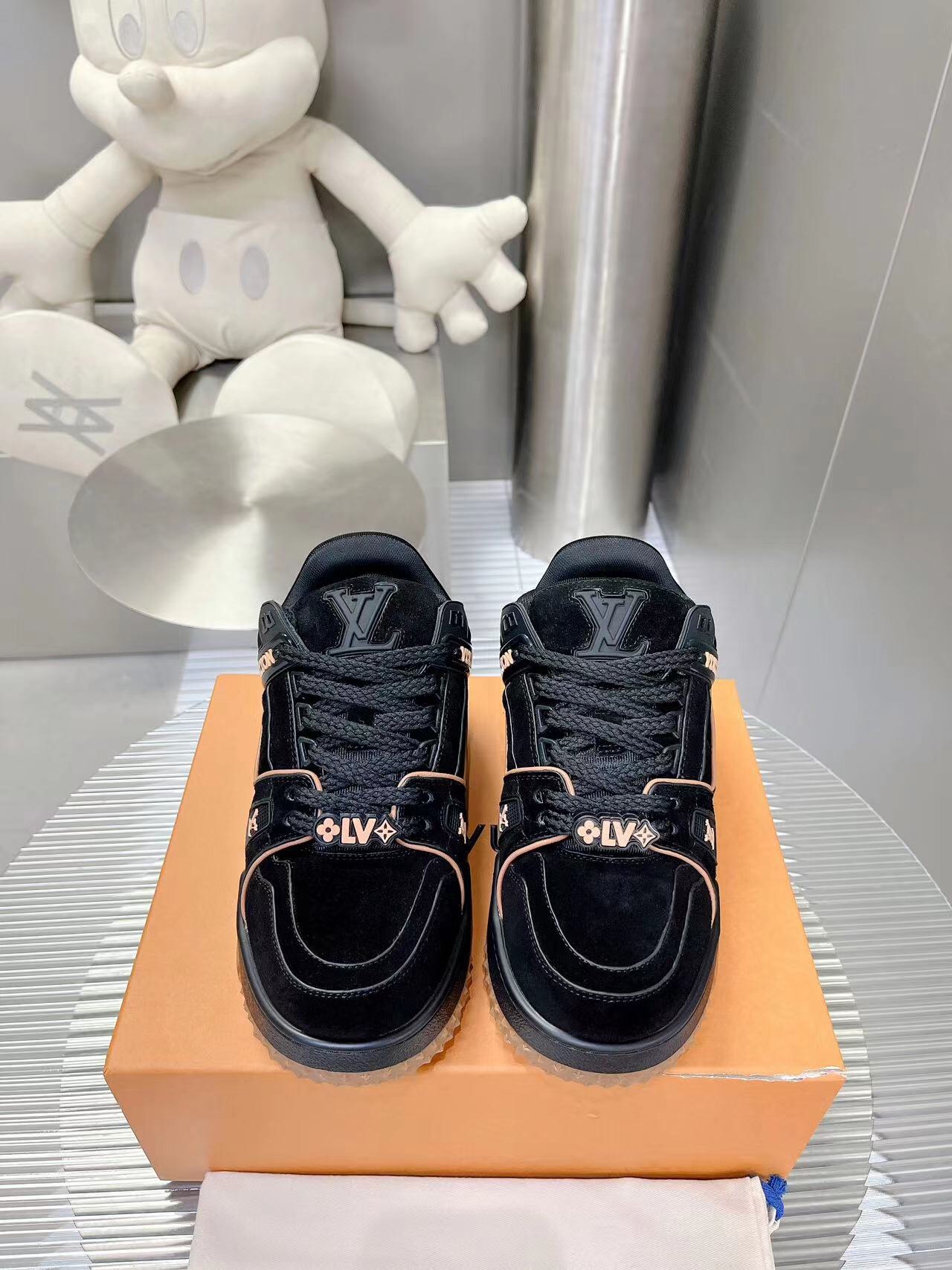 NO:422909,(Upgrade the top version)!  Lv Early Spring Couple Model, the new trainer 2 generation fat den shoes are unveiled!  The new shoe model has not changed much in the upper design!  Instead, the shoe shape becomes larger and wider, thicker, and the shoe tongue becomes larger and replaces the original visual effect. The model opening cartoon digital mold enriches the entire shoe shape and is more unique!  Women's size 35-41 Men's size 39-45, casual shoes/sports shoes, louis vuitton, sneakers19860909(升级顶级版本)！Lv 早春情侣款,全新trainer2代胖丁鞋亮相！ 新款鞋型在鞋面设计上并没有太大的改动！而是鞋型变得更大更宽,更厚以及鞋舌变大取替原有的视觉效果,开模卡通数字模具,丰富整个鞋型,更加别具一格！女码数35-41 男码39-45,休闲鞋/运动鞋,louis vuitton,sneakers,Women's Shoes