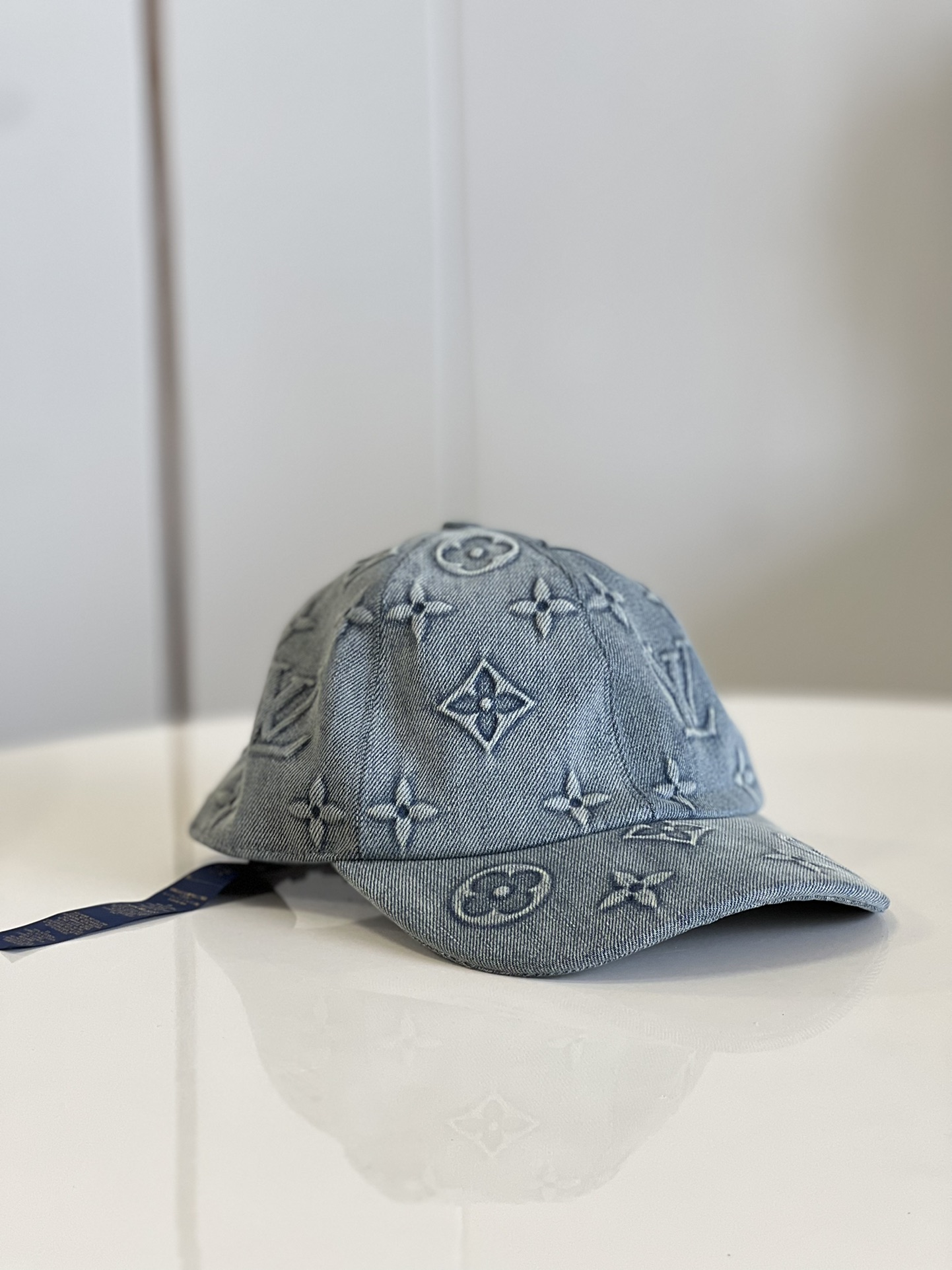 NO:400471,【Exclusive real shot M7156M】Monogram Washed Denim hat is laid on the surface of cotton cloth Monogram print, combining six-piece structure, top button and curved brim. The washing fading effect is designed to capture the sight of denim enthusiasts. Detailed features 20 x 16 x 25 cm (length x height x width) C.,LV [original leather],louis vuitton,hats19860909【独家实拍 M7156M】Monogram Washed Denim 帽子于棉布表面铺陈 Monogram 印花,结合六片式结构、顶部纽扣和弧形帽檐.水洗褪色效果旨在俘获牛仔爱好者的视线.详细特征20 x 16 x 25厘米(长度 x 高 x 宽) C.,LV【原厂皮】,louis vuitton,hats,Bag