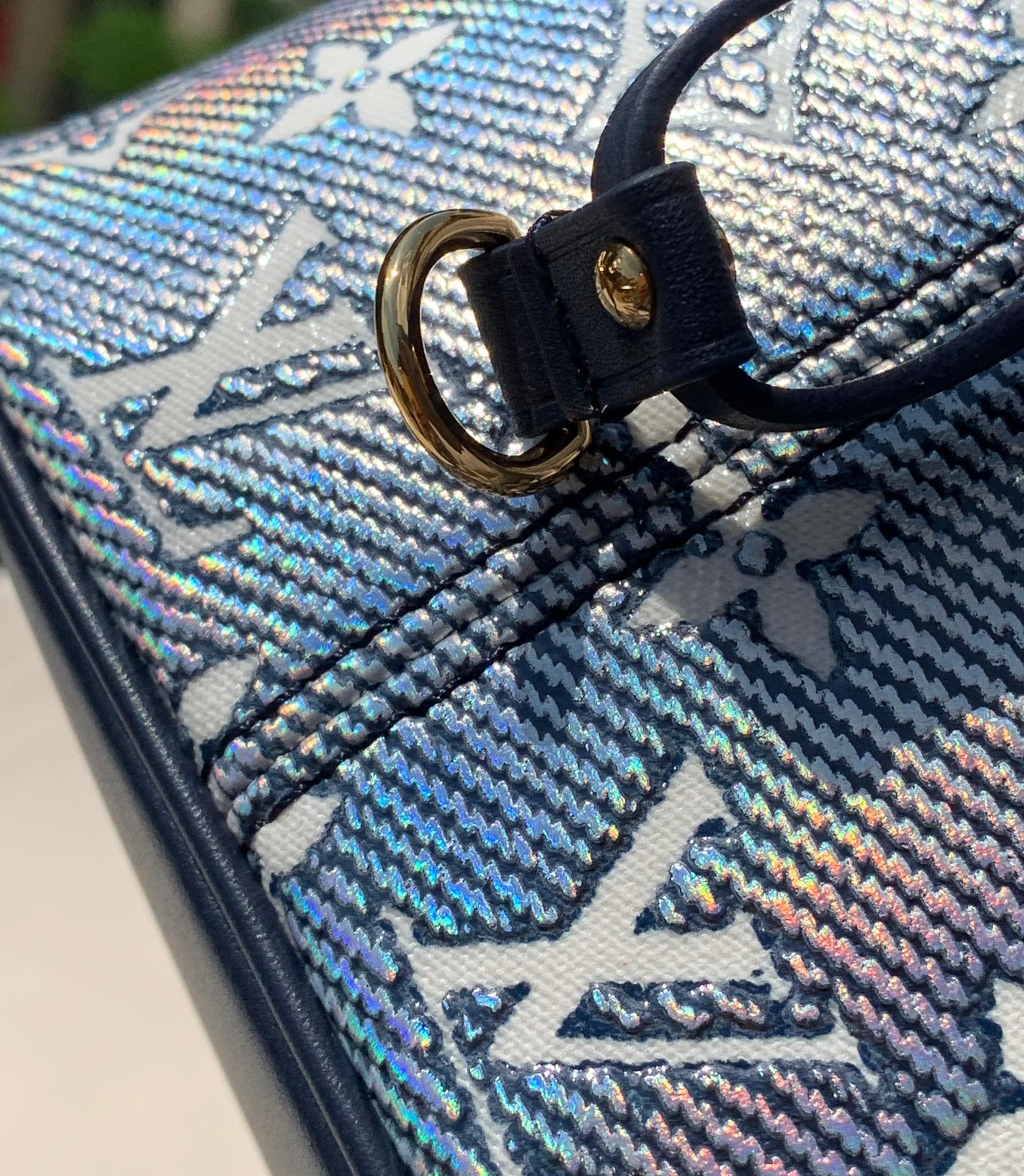 非市场普通货 进口皮料半钢五金尺寸31x28x14cmLV最新款 M22921蓝色炫彩中号购物袋，本款 