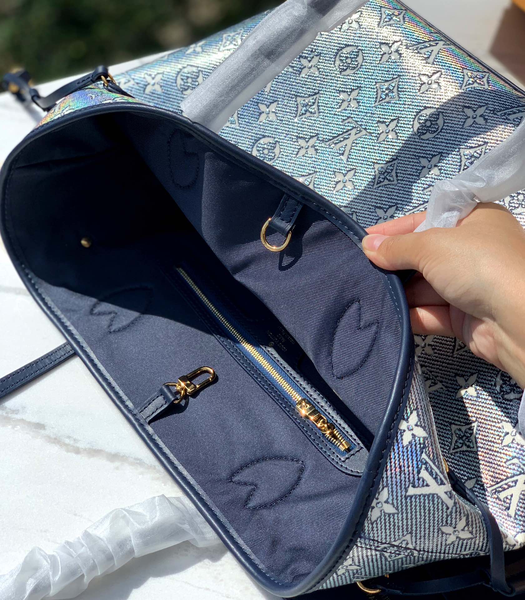 非市场普通货 进口皮料半钢五金尺寸31x28x14cmLV最新款 M22921蓝色炫彩中号购物袋，本款 