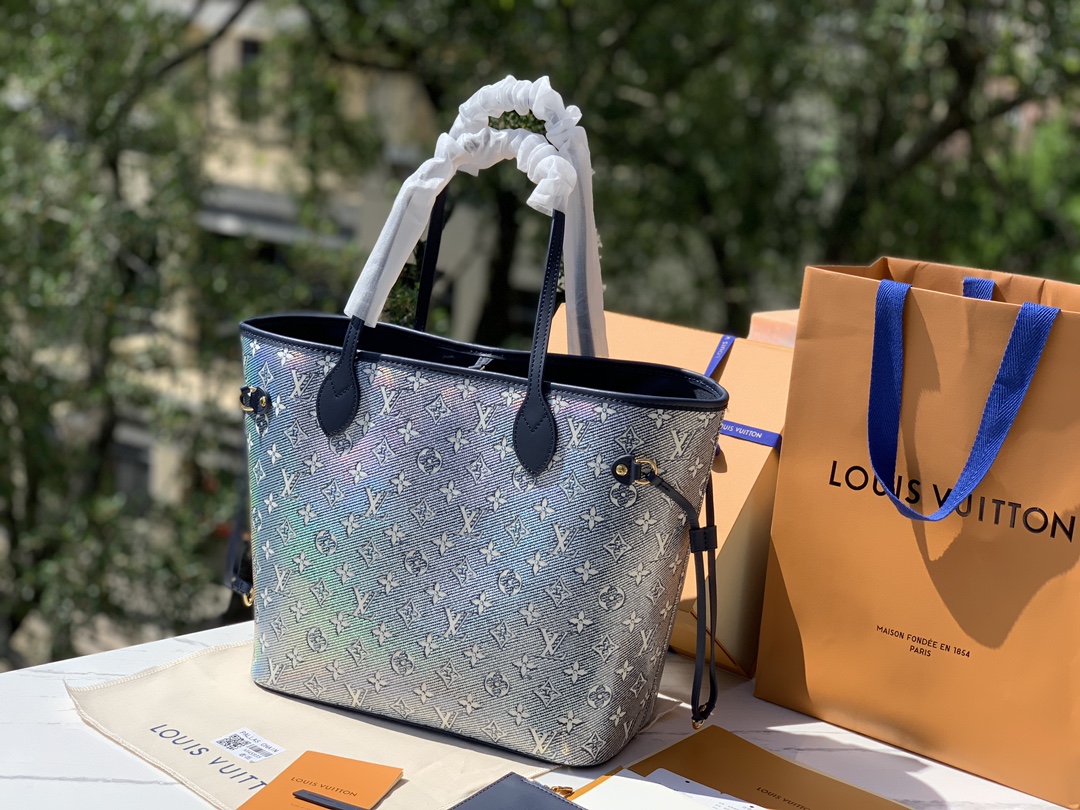 非市场普通货 进口皮料半钢五金尺寸31x28x14cmLV最新款 M22921蓝色炫彩中号购物袋，本款 