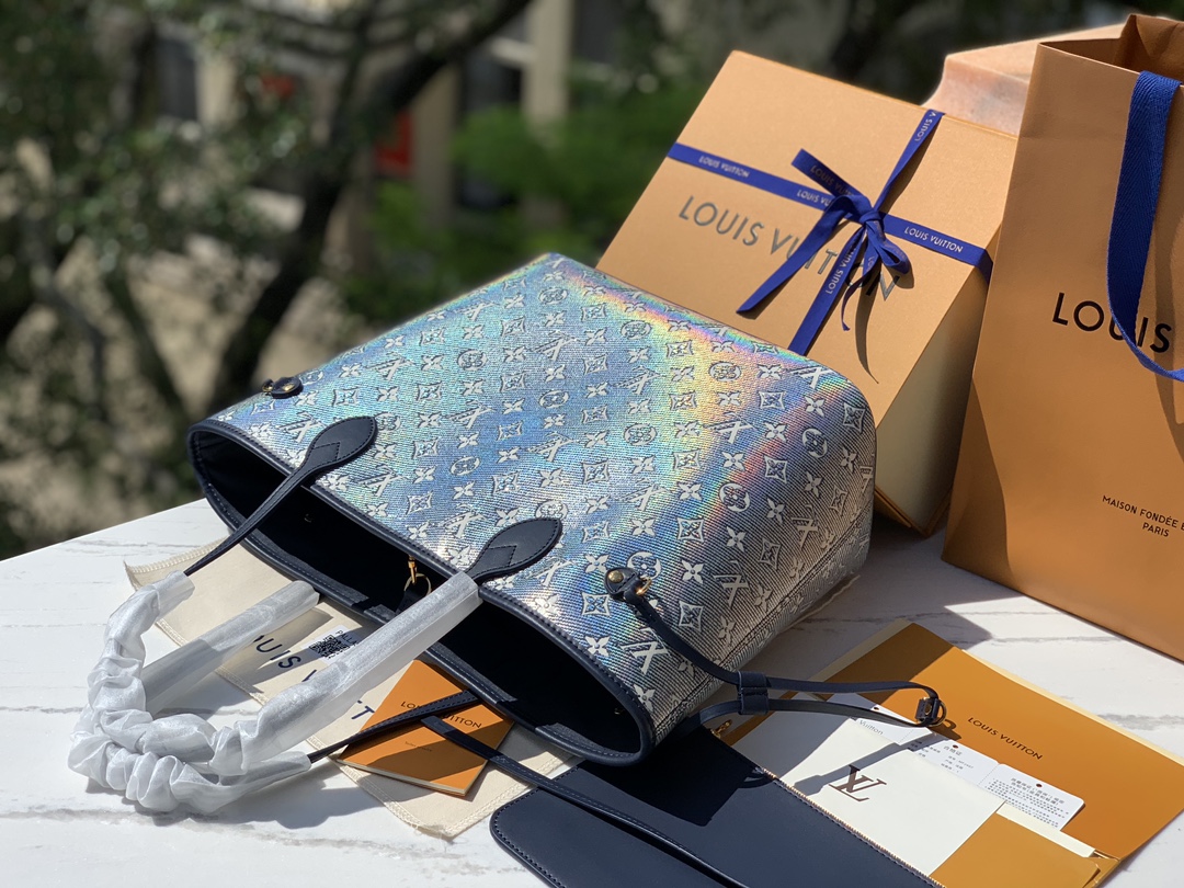 非市场普通货 进口皮料半钢五金尺寸31x28x14cmLV最新款 M22921蓝色炫彩中号购物袋，本款 