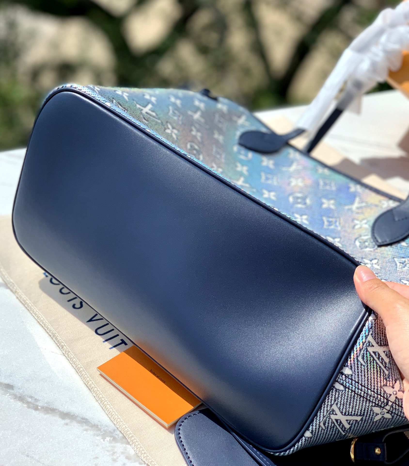 非市场普通货 进口皮料半钢五金尺寸31x28x14cmLV最新款 M22921蓝色炫彩中号购物袋，本款 