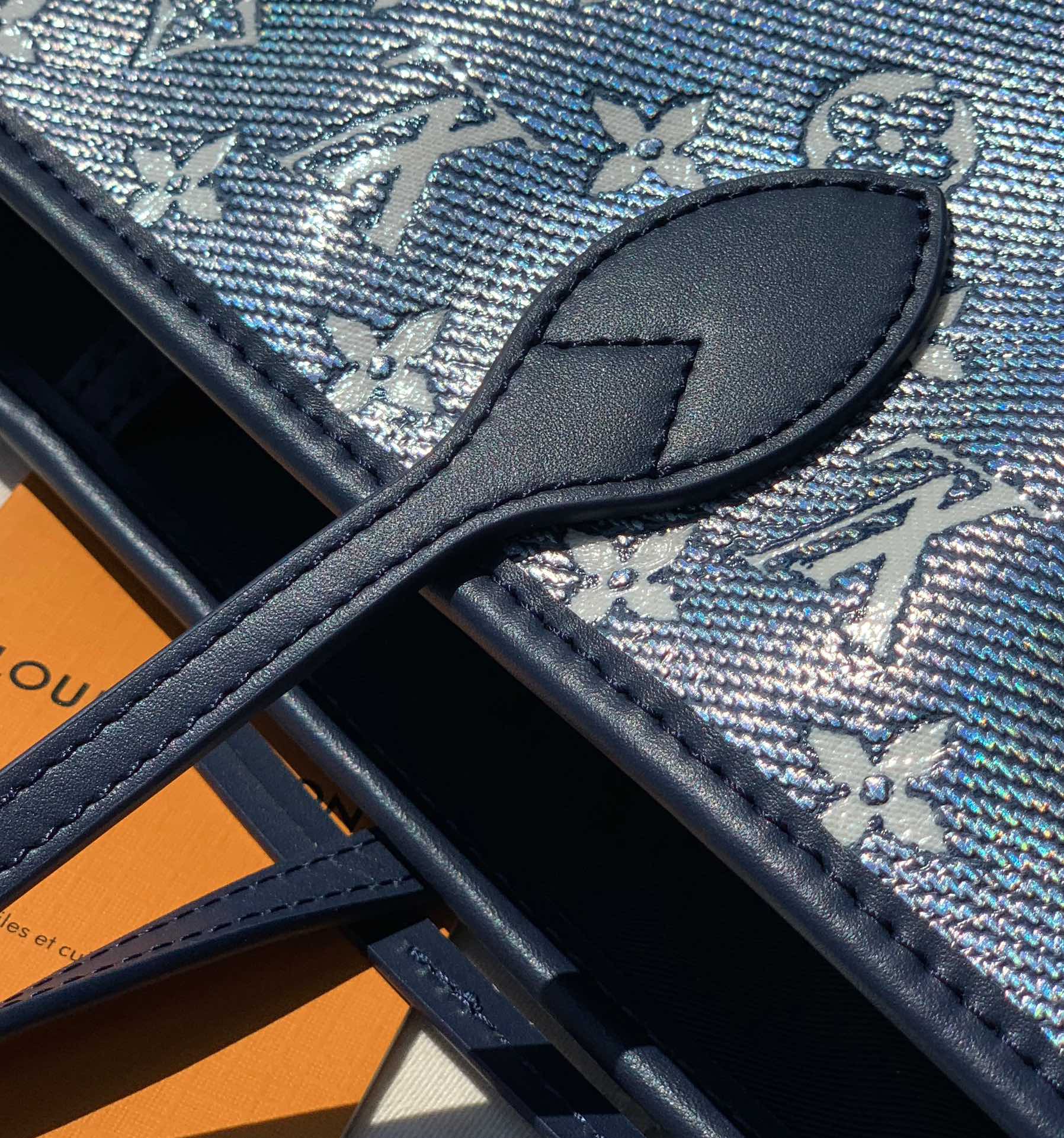 非市场普通货 进口皮料半钢五金尺寸31x28x14cmLV最新款 M22921蓝色炫彩中号购物袋，本款 