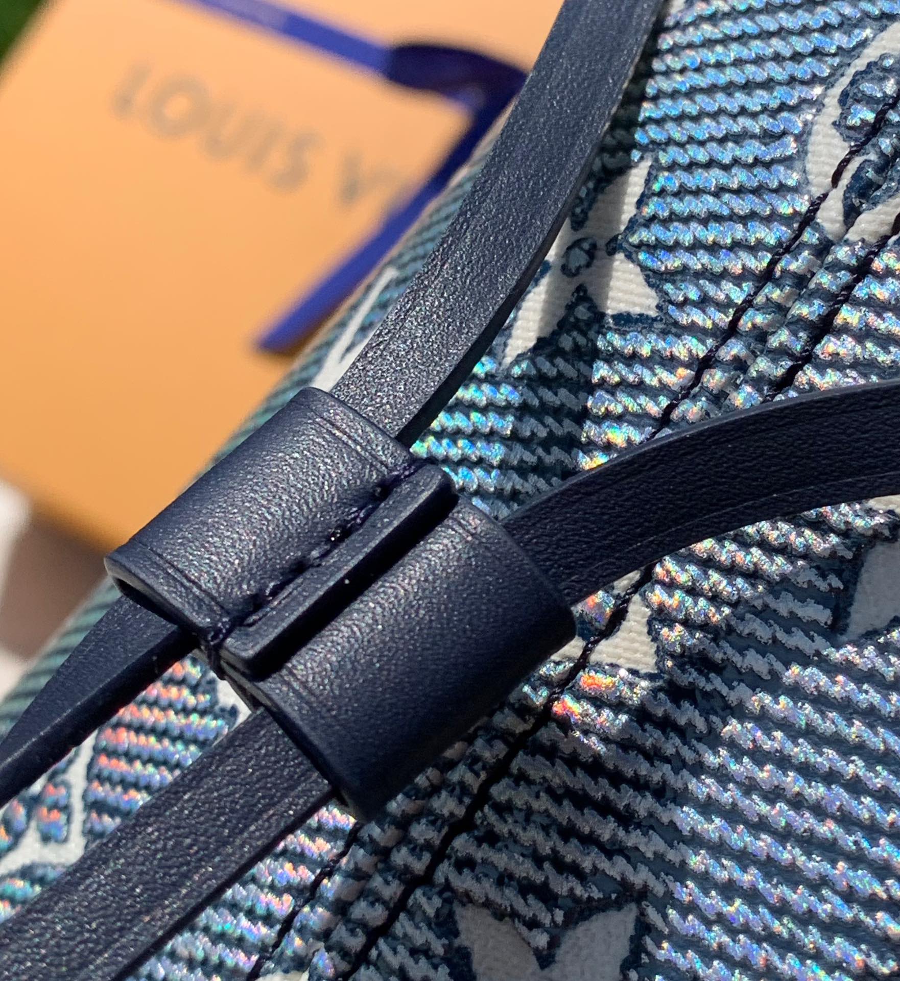 非市场普通货 进口皮料半钢五金尺寸31x28x14cmLV最新款 M22921蓝色炫彩中号购物袋，本款 