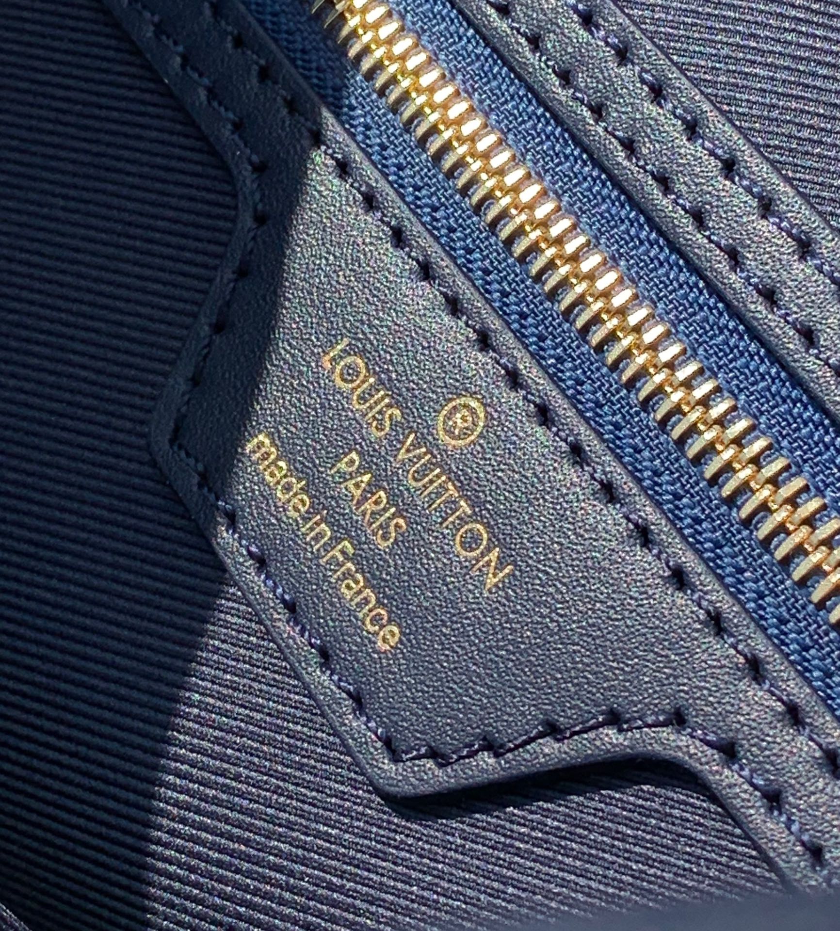 非市场普通货 进口皮料半钢五金尺寸31x28x14cmLV最新款 M22921蓝色炫彩中号购物袋，本款 