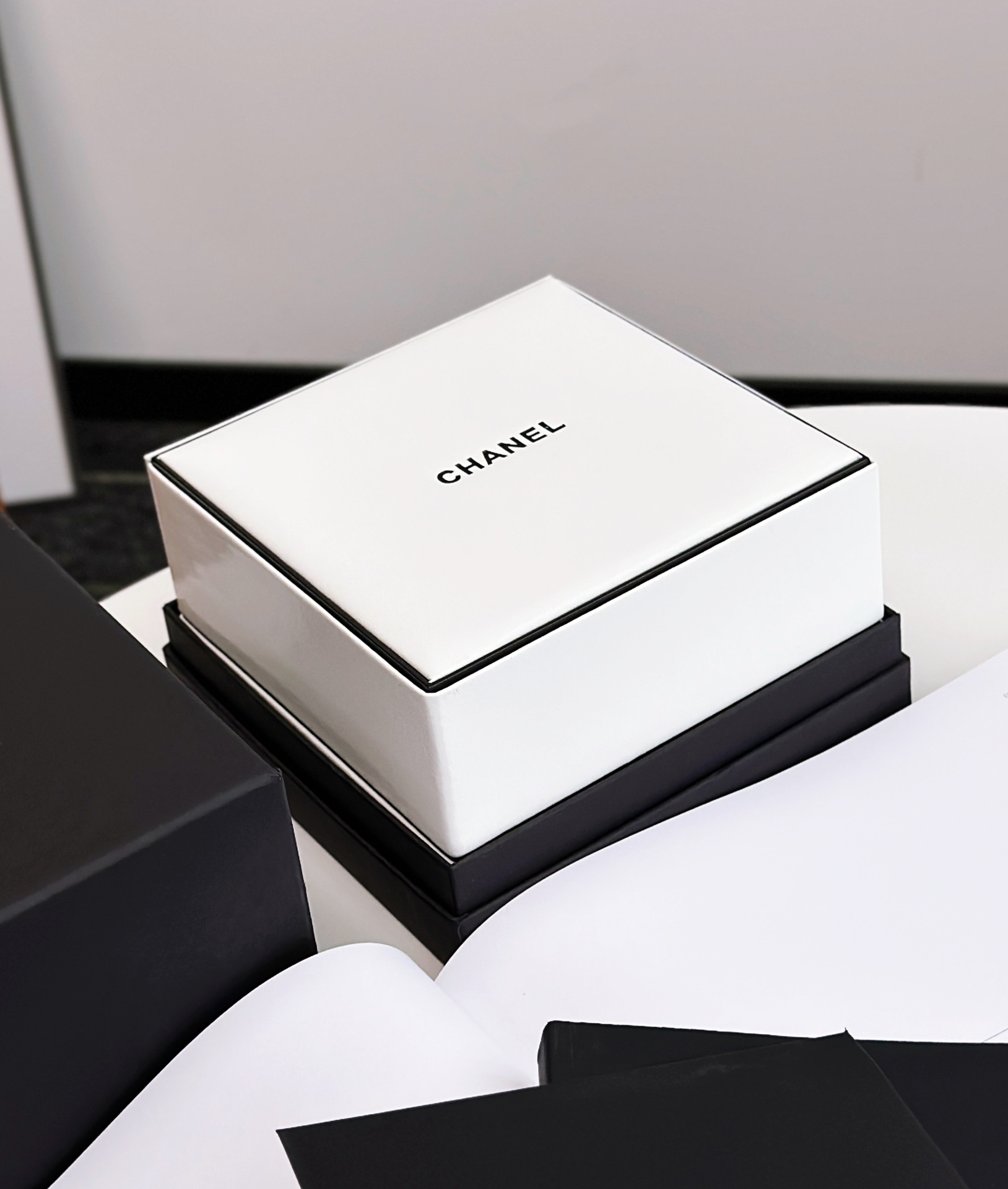 NO:392188,Chanel's medieval sugar cube diamond-set watch is coming!  Getting started is as dazzling as a square diamond gem. Original imported eta.002 quartz movement in Switzerland, 30 meters of daily waterproof!  All the parts you see in the 316L stainless steel bracelet come from the original factory!  The sapphire crystal glass mirror is very interesting. The dial has no round corners and no round transition at all. Only sharp straight lines meet at the turn. I have to admire Chanel's skills. The dial's lines are very smooth and the elegant texture is coming. It uses a steel case, a black lacquered sapphire dial and a white mother-of-pearl dial, making it emit a mysterious ray of ocean, not dazzling, but very soft. The dial has no scales and numbers, only silver Chanel English logo, hour and minute hands. The silver steel chain strap and buckle make it integrated with the entire watch, like a natural bracelet. It is an indispensable item in your dressing room, with the original box!  Giving gifts is decent!  Color black white Size 20*15mm, chanel, chanel, bracelet19860909Chanel 中古方糖镶钻腕表来袭！上手宛如一颗方钻宝石那么耀眼.瑞士原装进口eta.002石英机芯,30米生活防水！316L精钢表链所有你看到的零件都来自于原厂！ 蓝宝石水晶玻璃镜面,很有意思的是,这个表盘的没有圆角,一点圆润的过渡都没有.只有锋利的直线在转折交汇,不得不佩服香奈儿的功力. 表盘线条设计非常流畅,典雅的质感扑面而来,它采用了精钢材质表壳,黑色漆面蓝宝石表盘和白色珍珠母贝表盘,让它散发着海洋般神秘的光芒,不刺眼,却非常柔合. 表盘没有刻度和数字,只有银色香奈儿英文标识、时针和分针.银色精钢链条表带和表扣,让它与整枚腕表浑然一体,犹如浑然天成的一枚手镯,是你化妆间里必不可少的一款单品,配原盒！送礼自用都体面！ 颜色黑色 白色 尺寸20*15mm,,chanel,chanel,bracelet,Watch