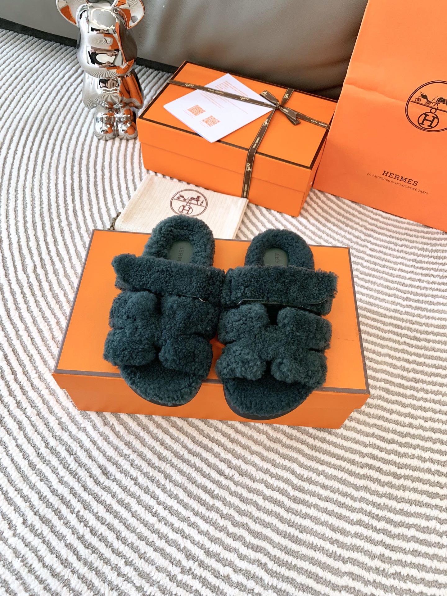 NO:464481,Women's, men's, H-home chypre fleece sandals, second uncle's shoes, the color matching is so cute, it's so hard to buy, and the feet feels very comfortable. Whether it's dressed with skirts, pants, socks, or casual pants, they look great. Old uncle's shoes are going to lead the fashion world again. Popularity is a cycle. This summer must be its world. It's comfortable and fashionable to wear, and it will become a timeless item, and it will become a classic and eternal hit. The best version on the market, and the materials are never vague!  TPU abrasive tool with a large bottom, lamb wool full foot pad, cowhide inside correctly printed craftsman code, genuine material is thrown out of the leading version several streets, without comparison, there is no harm!  size Women's 35–40 (customized for size 40) Men's 39-46 (customized for 45, 46), fur shoes and slippers, sandals, slippers, skirts, cowhide, socks19860909女款、男款、 H家 chypre毛拖凉鞋,二舅鞋,配色萌到爆,巨难买,脚感巨舒服的,不管搭裙子,裤子,还是袜子,还是休闲裤都巨巨好看,老舅鞋这个风又要引领时尚界了,流行就是一个轮回,这个夏天必是它的天下,上脚舒适又A又时尚,将成为永远不过时的单品,又成一个经典永恒爆款  市面上最好的版本,用料选材绝不含糊！TPU磨具大底,羊羔毛全包垫脚,牛皮内里正确打印工匠码,正版材质甩出先行版本几条街,没有对比就没有伤害！ size 女款35–40（40码定做） 男款39-46（45、46定做）,毛毛鞋拖鞋,sandals,slippers,skirts,cowhide,socks,Women's Shoes