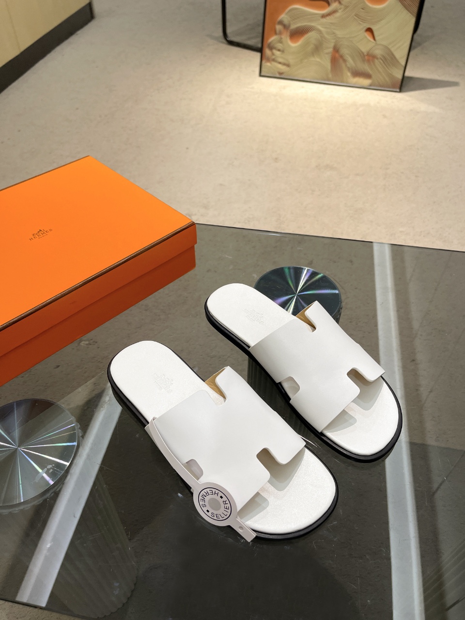 NO:405366,The latest upgraded version of men's cool and elegant H slippers, pure hand/craft products, supreme purchasing level! Herme℃ Aimas classic men's H-slippers. Adopted: French imported swift leather, with excellent texture.. High-end customized version (one-to-one) handmade. High-end customization, exclusive products, industry's highest version Authentic mold opening customization Latest counter promotional model... Outsole-counter consistent: Italian handicraft workshop Imported Europe A-class genuine leather sole Heavy money development: a full set of paired steel molds, perfect paired genuine logo, exclusive paired genuine fonts, each pair of products has a counter/: Craftsman code size: 39-46 (39. 45 46) Customized - No return and exchange New upgrade synchronization, slippers, hermes, stuart weitzman, slippers19860909最新升级版皮男士潇洒 H拖鞋,纯手/工艺产品 ,至尊代购级！ Herme℃愛玛士万年经典 男士 H拖鞋. 采用: 法国进口 swift皮,质感超赞.. 高级定制版师级（一对一）手工制作. 高端订制,独家产品 ,行业最高版本 正品开模定制 最新专柜宣型… 大底-专柜一致:意大利手工坊 进口欧洲 A级 真皮底 重金开发:全套对版钢模,完美对版正品logo,独家对版正品字体,每一对产品都压有专柜/:工匠码 size: 39-46(39. 45 46 )定做-不退换 全新升级同步,拖鞋,hermes,stuart weitzman,slippers,Women's Shoes