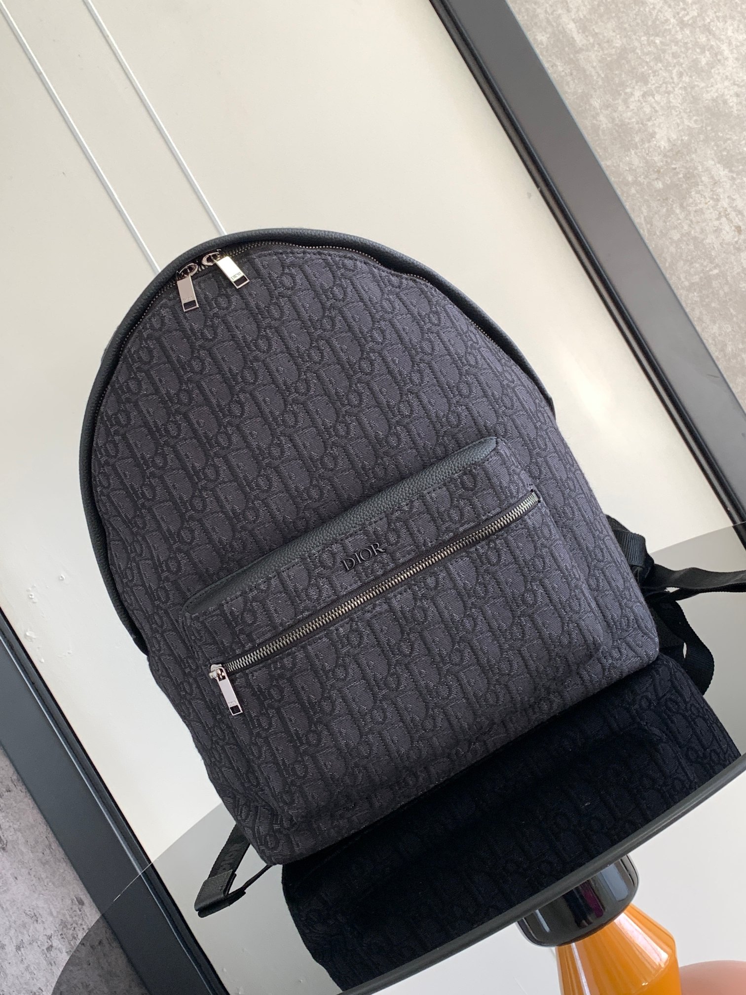 GD-0bdeb1这款 Rider backpack 双肩包背包轮廓简约，经典的学院款式洋溢着活力。时尚现代，采用米色和黑色提花面料精心制作，饰以 Oblique 印花。延续经典设计，搭配双向拉链开合、正面大号拉链口袋以及可调节的加垫背带等精美细节，是日常造型的理想之选。尺寸：30 x 42 x 15 cm可容纳一台 15 英寸笔记本电脑、一台平板电脑和文件
