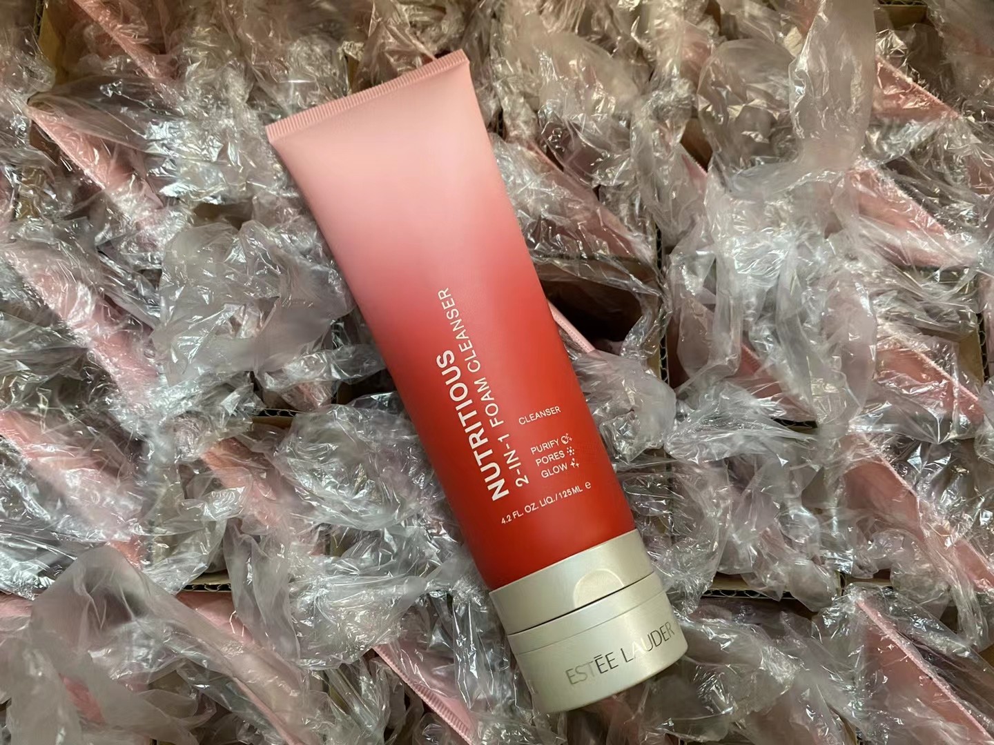 💰110
（新版）雅诗兰黛红石榴洗面奶125ml，细致泡泡具有超强吸附力的"磁性土”对肌肤进行深层清洁，红石榴精华的提亮效果，温和地提亮我们的肤色、祛黄，亮白的肌肤从内而外透出～