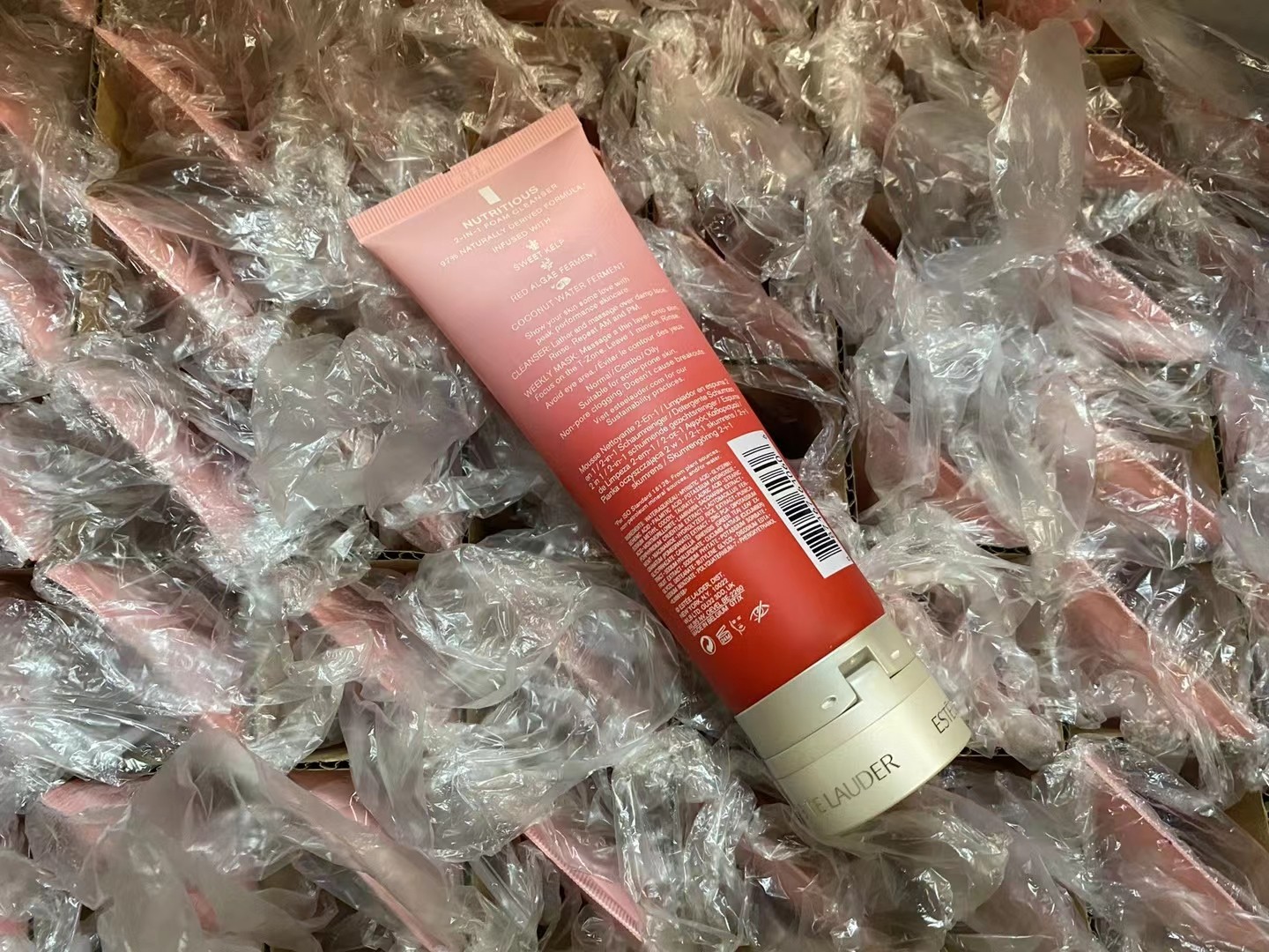 💰110
（新版）雅诗兰黛红石榴洗面奶125ml，细致泡泡具有超强吸附力的"磁性土”对肌肤进行深层清洁，红石榴精华的提亮效果，温和地提亮我们的肤色、祛黄，亮白的肌肤从内而外透出～