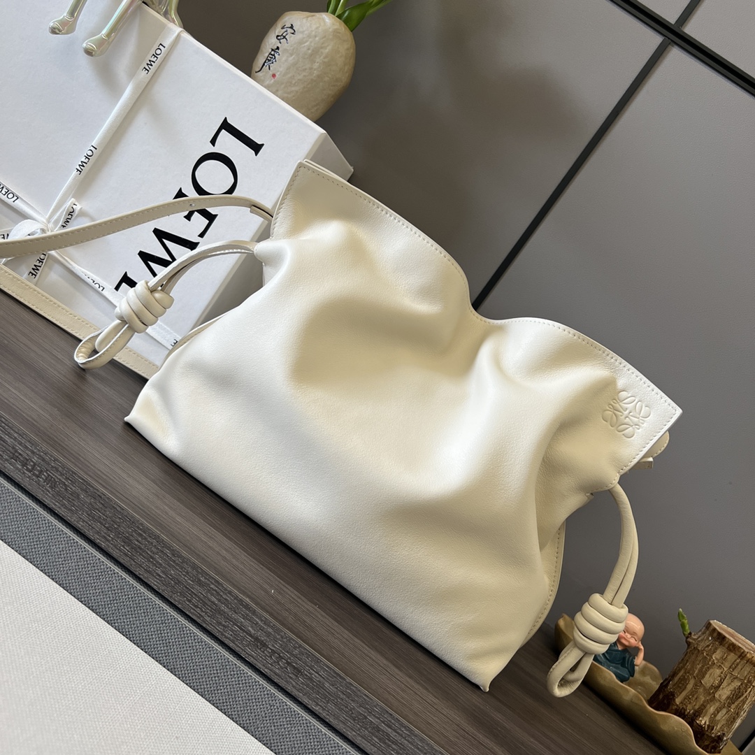 NO:617961,Lw Flamenco's upgraded version of the lucky bag series is tightened with drawstrings and tied with the iconic coiled knot. It is made of high-quality soft calfskin. 'Shoulder, cross-body or hand carry*Detachable and adjustable shoulder strap*Plain magnetic buckle closure. Gold suede lining*Anag ram embossed. Model 10856 Large Size: 30*24.5*10.5cm (with full package), Flamenco  Lucky bag (medium size) Flamenco lucky bag (medium size), cowhide19860909Lw Flamenco 升级版福袋系列到货采用拉绳收紧 并打上标志性的盘绕结 选用优质柔软小牛皮 “肩背 斜挎或手拿*可拆卸和可调式肩带*朴素的磁扣开合 金色绒面革衬里*Anag ram 压纹 型号10856大号Size:30*24.5*10.5cm（配全套包装）,Flamenco 福袋（中号）Flamenco福袋（中号）,cowhide,Bag