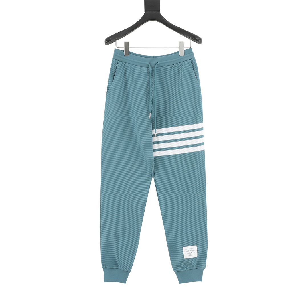 Thom Browne /汤姆布朗 水波纹华夫格竖腿长裤 定织纺染采用420克(洗后455克)全棉华夫格材质，手臂4bar循环面料纯手工拼接，定制红白蓝织带2.5cm，定制150克单面平纹帽里布袋布，定织全棉螺纹包含(帽口、袖口、下巴、袋…