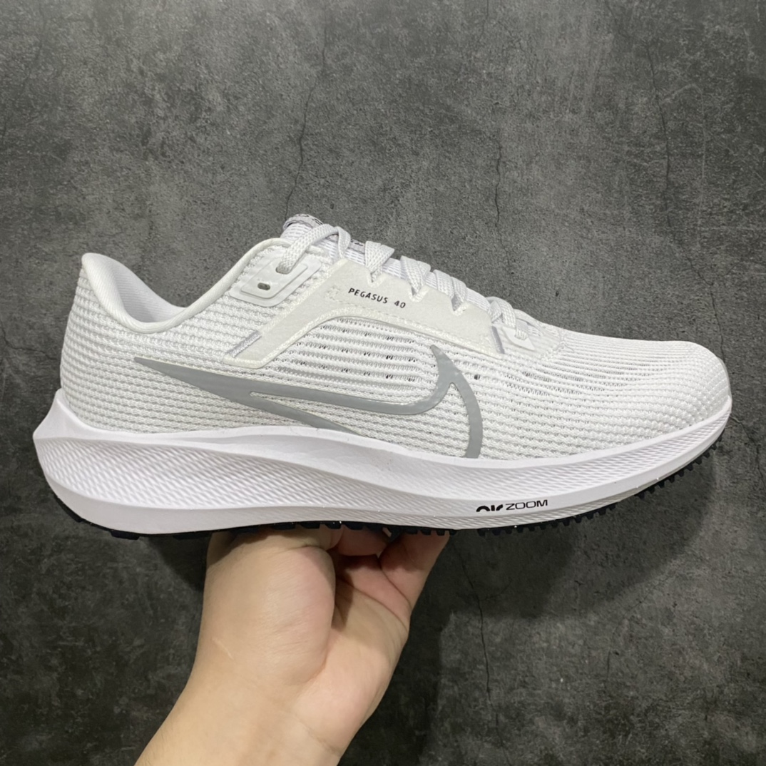 【DT版本】Nike Air Zoom Pegasus 40 登月专业跑步鞋 白色 DV3853-102n市售最高版本 独家裸鞋圈硬通货品质n正确内置前后双气垫n(且后掌加上原厂硬纸护板防止压力过大导致气垫漏气)n原档案数据 原盒原配 QC检验 钢印 俱全原厂网纱 原装MD大底同步科技 脚感完美还原 脚感堪比Boost  尺码：39 40 40.5 41 42 42.5 43 44 44.5 45 46n-莆田鞋批发中心