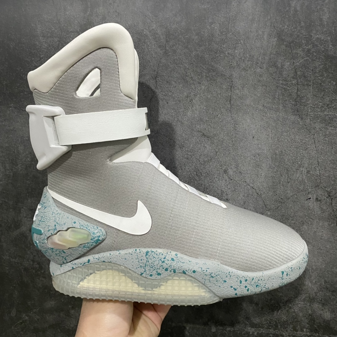 自动绑带非自动绑带💰2100 Nike Air Mag回到未来n有个版本：阉割版无电机 只能亮灯充电，开关在鞋帮处 超大硬质黄盒，穿个样子货，定制产品不退换n自动绑带版：内部有电机，可以自动绑带，做工细节也会更加精致，原盒正方体带玻璃鞋盒n价格仅供参考 反正也什么没人买-莆田鞋批发中心