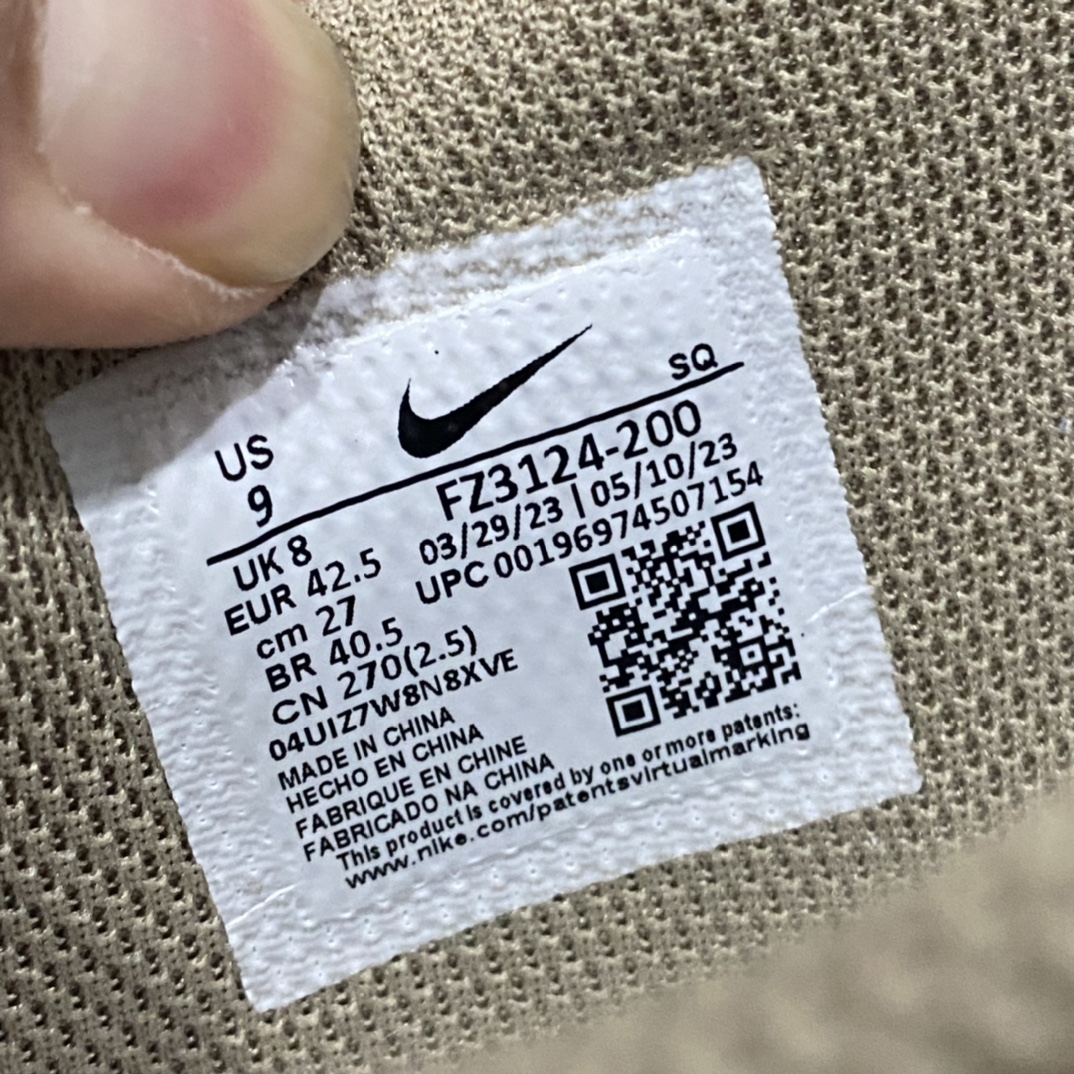 图片[9]-【莞产DG版本】Travis Scott x Air Jordan 1 Golf AJ1乔1 TS联名倒钩高尔夫低帮6.0 FZ3124-200nn目前首家高端版本出货n国内一线头部知名大厂出品原鞋原楦头纸板开发 原厂防尘纸极致一眼正品既视感n配色方面也基本照搬了倒钩3.0配色 以橄榄绿色为底 搭配米白色框架呈现 标志性的反钩Swoosh则以黑色点缀 材质方面以麂皮与皮革拼接设计 鞋舌标签部分则以柠檬黄色点缀 GOLF字样和飞人Logo也表明鞋款身份 内侧TS标志性的Cactus Jack厂牌元素依然保留 不过同样以改为了黑色 后跟处的飞翼刺绣也采用黄色缝线打造 最大的变化就是外底部分采用了特殊的Golf纹路 相比于普通的AJ1更加防滑 鞋垫上也带有飞翼、鬼脸、Travis Scott等双方合作的标志性元素  尺码：40 40.5 41 42 42.5 43 44 44.5 45 46 47.5-莆田鞋批发中心