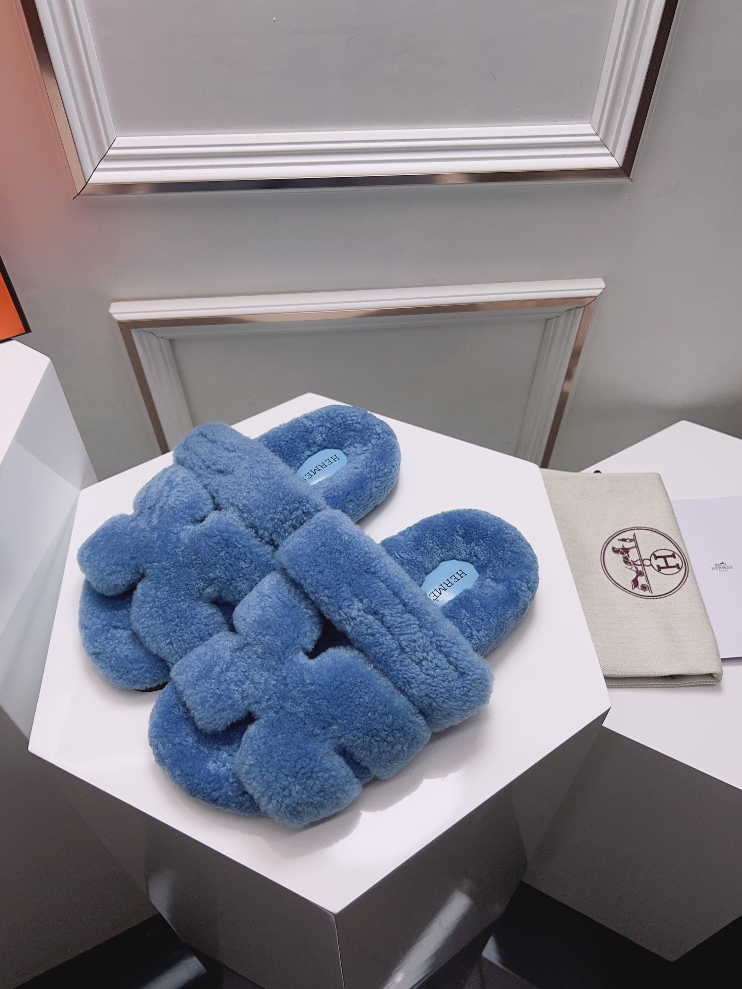 NO:440668,The factory has released P [counter quality] Hermes 100% true hair. Erjiu's shoe wool drag 14 colors series original Tpu material, not ordinary rubber sole in the market / SS official website, Xiaohongshu synchronized the latest color matching Erjiu's shoes hotly launched, with an upgraded version of workmanship, focusing on high quality!  1: Fabric Teddy Sheep genuine fur 2: Lining Teddy Sheep genuine fur 3: Tips Teddy Sheep genuine fur 4: Outsole original Tpu material 5: Size 35-42, [Notes 41, 42,], fur shoes, hermes19860909工厂出P【专柜品质】爱马仕 百分百全真毛 二舅鞋毛拖14个色系列原版Tpu材质,不是市场普通的橡胶底  /sss官网、小红书同步最新配色二舅鞋爆款火热上线,做工升级版,专注高品质！ 1:面料泰迪羊真皮毛 2:里料泰迪羊真皮毛 3:踮脚泰迪羊真皮毛 4:大底原版Tpu材质 5:码数35-42码,【注41、42、】,毛毛鞋,hermes,Women's Shoes