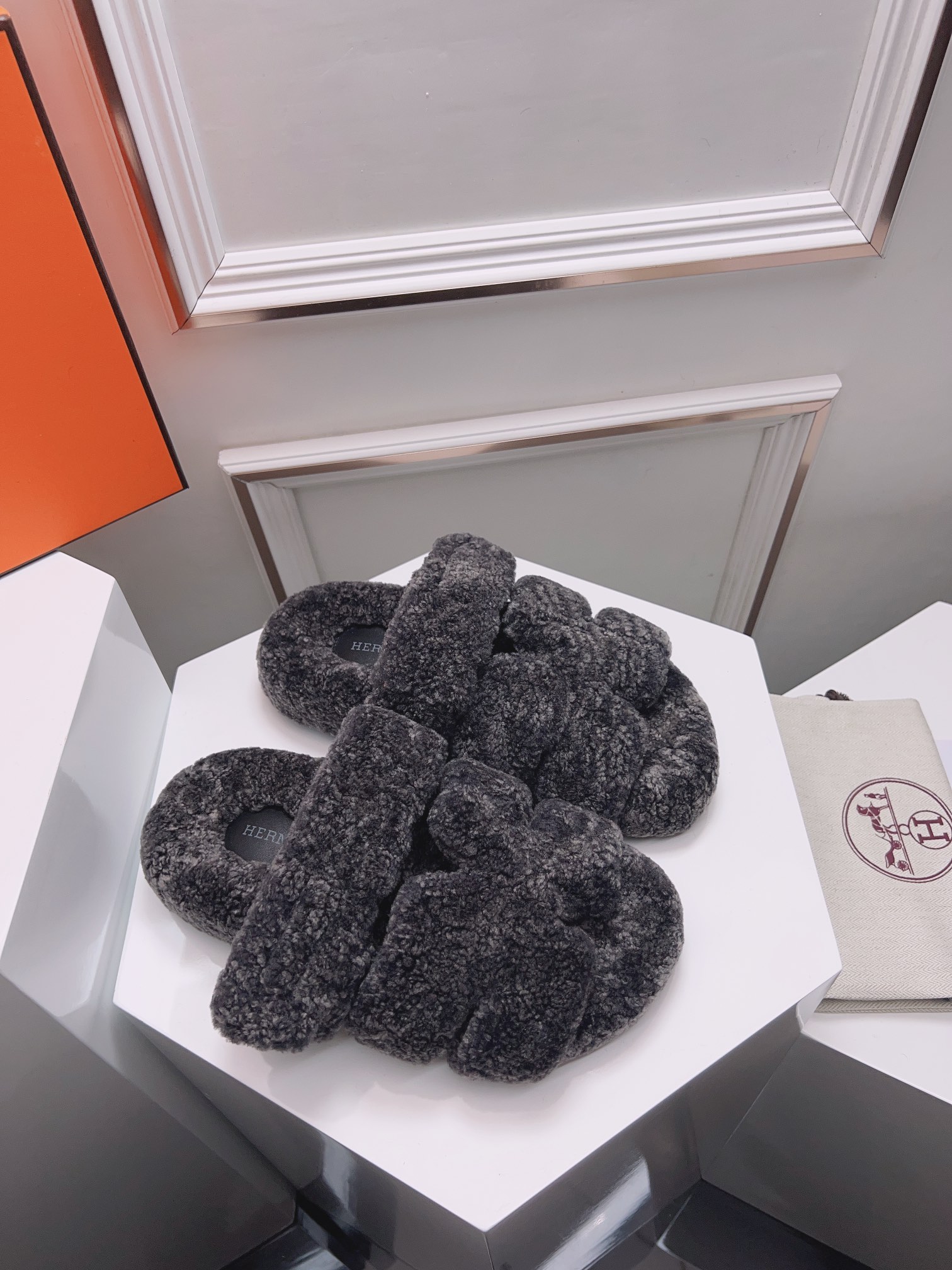 NO:440599,This two-color wool is produced in the factory, [Counter Quality] Hermes 100% true wool. Erjiu's shoe wool drag 14 colors series original Tpu material, not the ordinary rubber sole of the market / SS official website, Xiaohongshu synchronizes the latest color matching Erjiu's shoes hotly launched, with an upgraded version of workmanship, focusing on high quality!  1: Fabric Teddy Sheep genuine fur 2: Lining Teddy Sheep genuine fur 3: Tips Teddy Sheep genuine fur 4: Outsole original Tpu material 5: Size 35-42, [Notes 41, 42,], fur shoes, hermes19860909这个双色毛 工厂出,【专柜品质】爱马仕 百分百全真毛 二舅鞋毛拖14个色系列原版Tpu材质,不是市场普通的橡胶底  /sss官网、小红书同步最新配色二舅鞋爆款火热上线,做工升级版,专注高品质！ 1:面料泰迪羊真皮毛 2:里料泰迪羊真皮毛 3:踮脚泰迪羊真皮毛 4:大底原版Tpu材质 5:码数35-42码,【注41、42、】,毛毛鞋,hermes,Women's Shoes