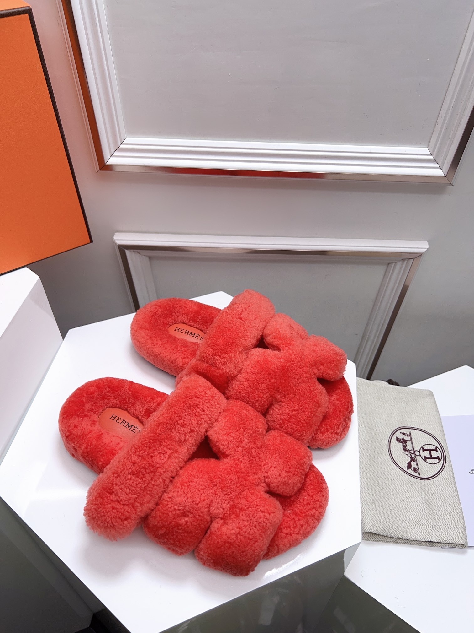 NO:440605,The factory has released P [counter quality] Hermes 100% true hair. Erjiu's shoe wool drag 14 colors series original Tpu material, not ordinary rubber sole in the market / SS official website, Xiaohongshu synchronized the latest color matching Erjiu's shoes hotly launched, with an upgraded version of workmanship, focusing on high quality!  1: Fabric Teddy Sheep genuine fur 2: Lining Teddy Sheep genuine fur 3: Tips Teddy Sheep genuine fur 4: Outsole original Tpu material 5: Size 35-42, [Notes 41, 42,], fur shoes, hermes19860909工厂出P【专柜品质】爱马仕 百分百全真毛 二舅鞋毛拖14个色系列原版Tpu材质,不是市场普通的橡胶底  /sss官网、小红书同步最新配色二舅鞋爆款火热上线,做工升级版,专注高品质！ 1:面料泰迪羊真皮毛 2:里料泰迪羊真皮毛 3:踮脚泰迪羊真皮毛 4:大底原版Tpu材质 5:码数35-42码,【注41、42、】,毛毛鞋,hermes,Women's Shoes