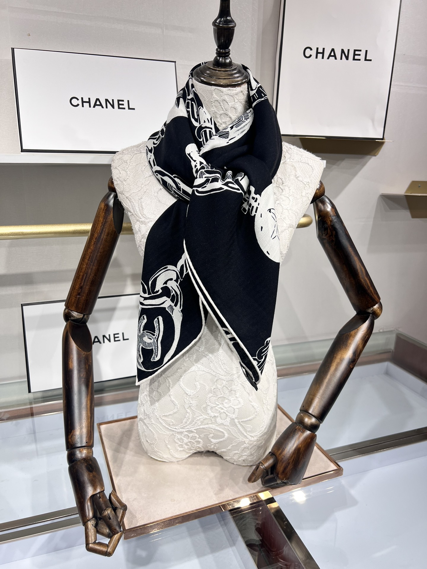 💟补单出货。上新 ❤️套用汪曾祺《人间草木》里的一句话：在黑白里温柔地爱彩色，在彩色里朝圣黑白。所以香家