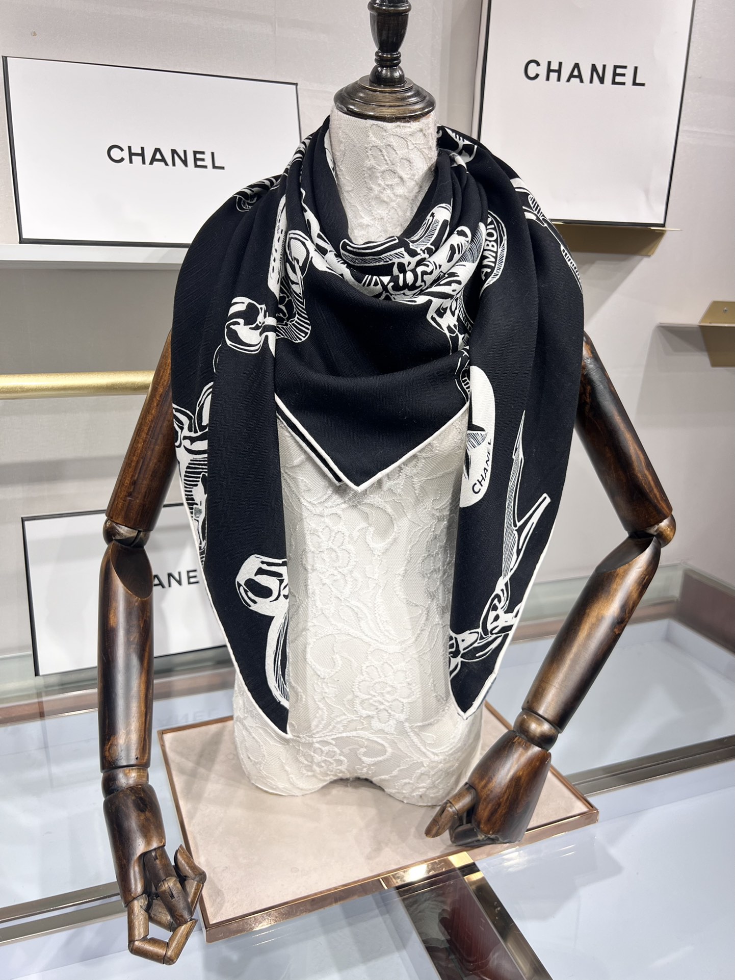 💟补单出货。上新 ❤️套用汪曾祺《人间草木》里的一句话：在黑白里温柔地爱彩色，在彩色里朝圣黑白。所以香家