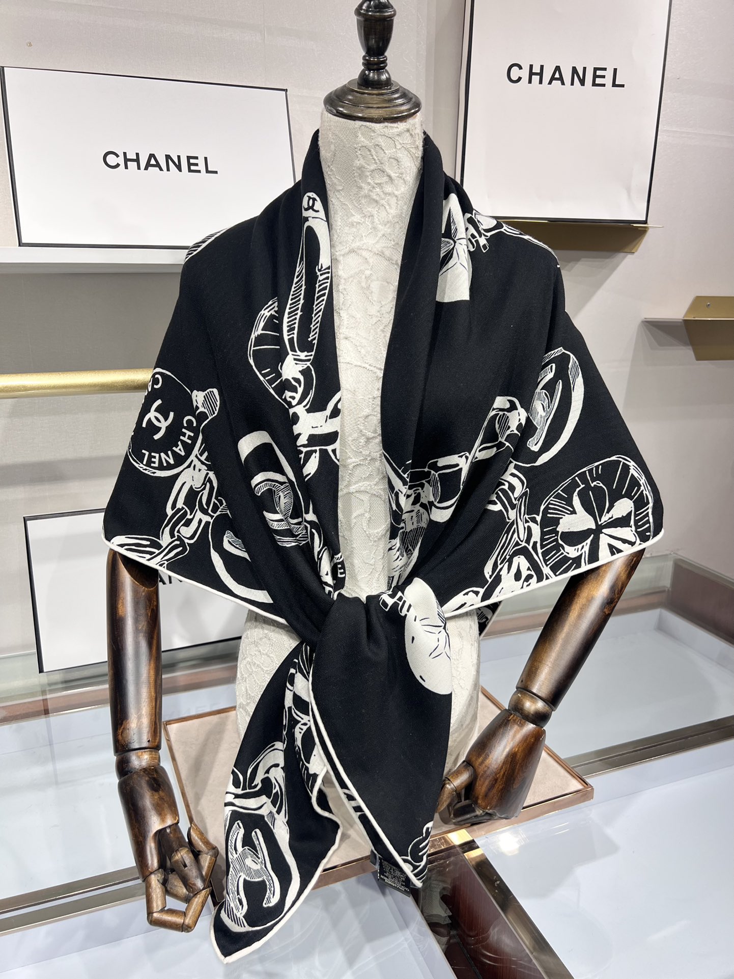 💟补单出货。上新 ❤️套用汪曾祺《人间草木》里的一句话：在黑白里温柔地爱彩色，在彩色里朝圣黑白。所以香家